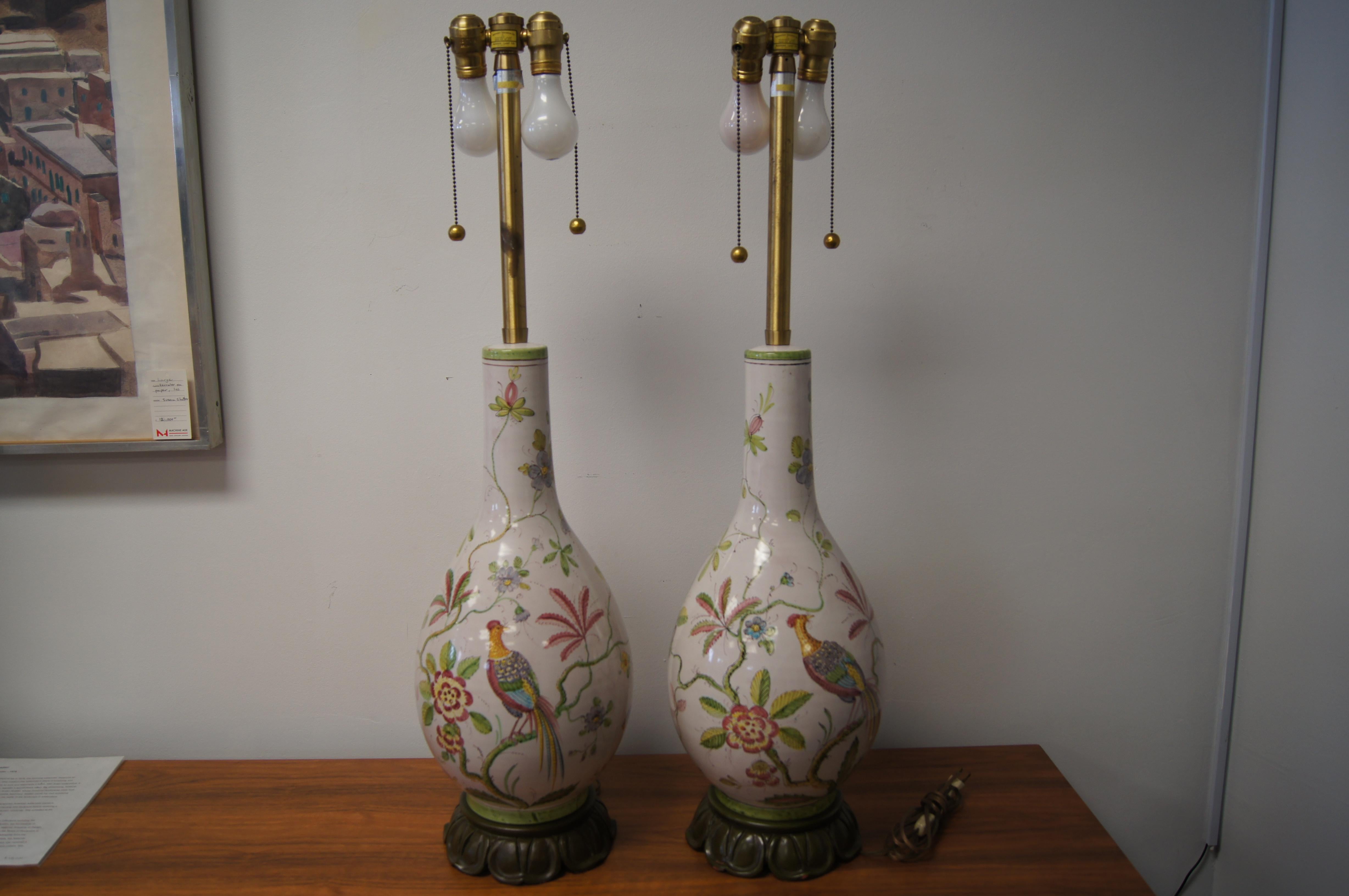 Américain Paire de lampes de table décoratives de Marbro avec faisan et fleurs en vente
