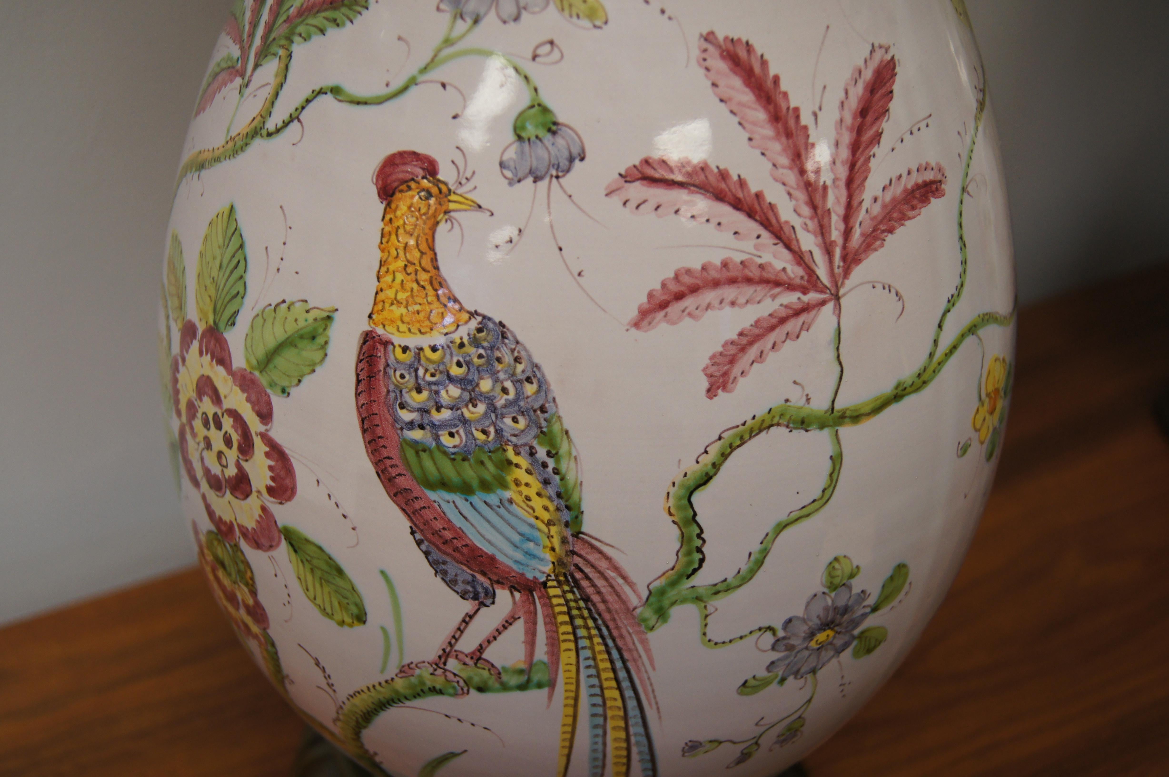 Porcelaine Paire de lampes de table décoratives de Marbro avec faisan et fleurs en vente