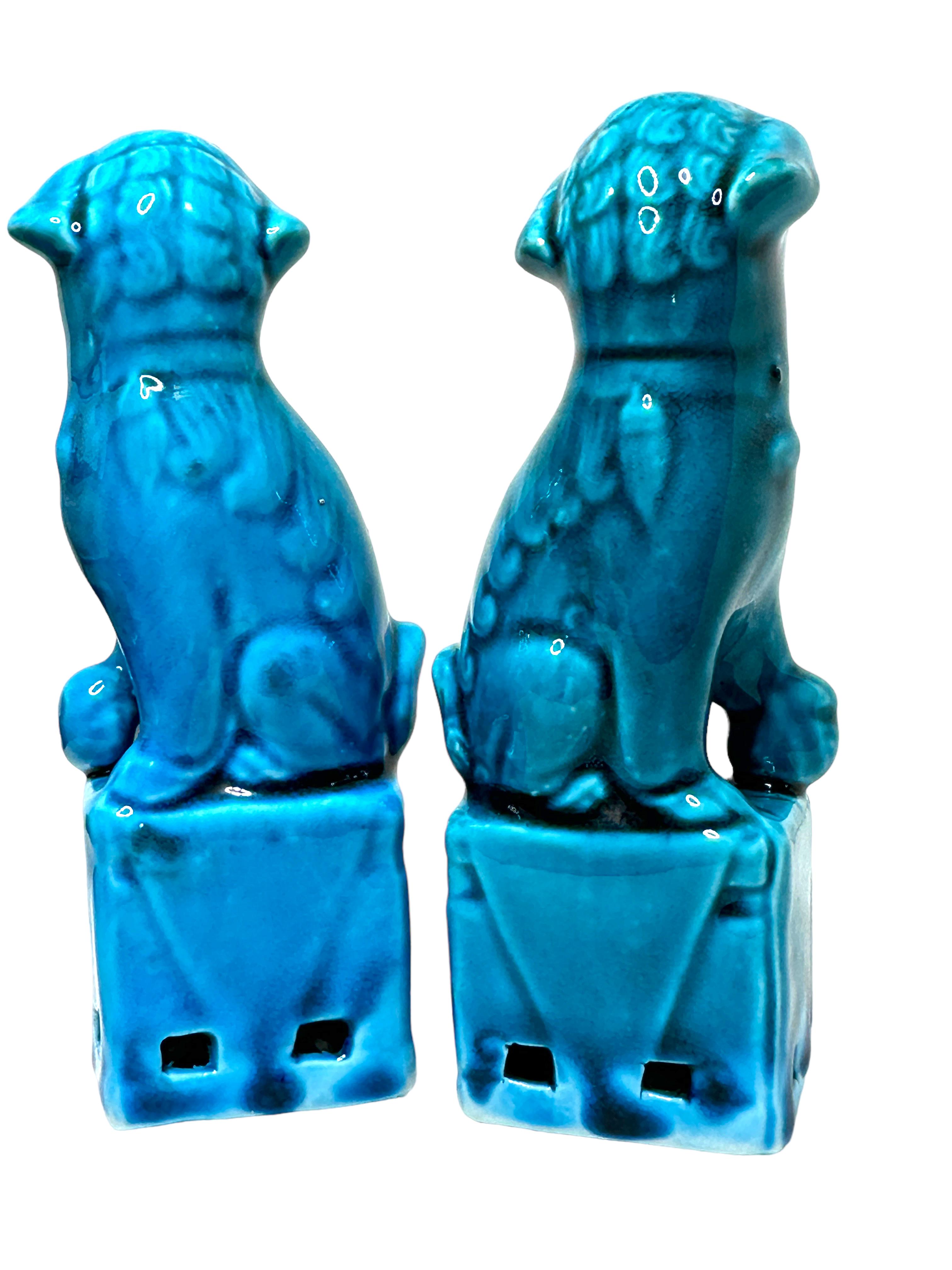 Dekorative türkisblaue Foo-Hunde-Skulpturen, Keramikstatue, Paar  (Hollywood Regency) im Angebot