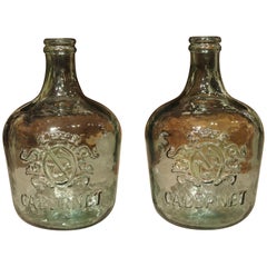 Paire de bouteilles de demijohn décoratives avec armoiries