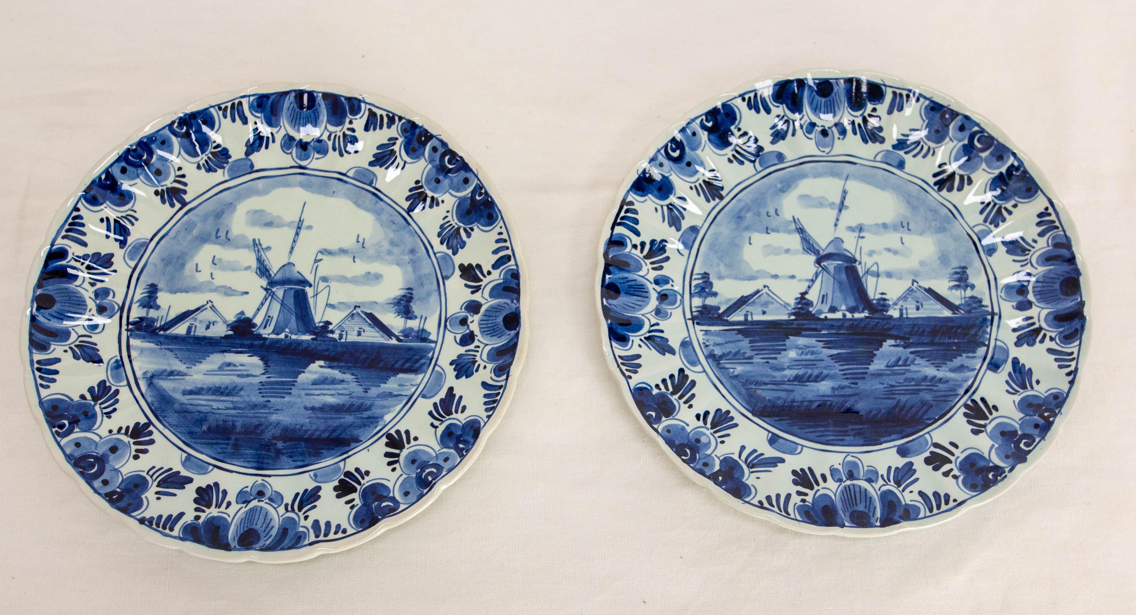 Placa decorativa de pared en azul de Delft que representa un molino.
La fábrica de Delft, en la ciudad holandesa del mismo nombre, lleva fabricando objetos esmaltados desde el siglo XVII. El azul de Delft se ha hecho famoso a lo largo de los