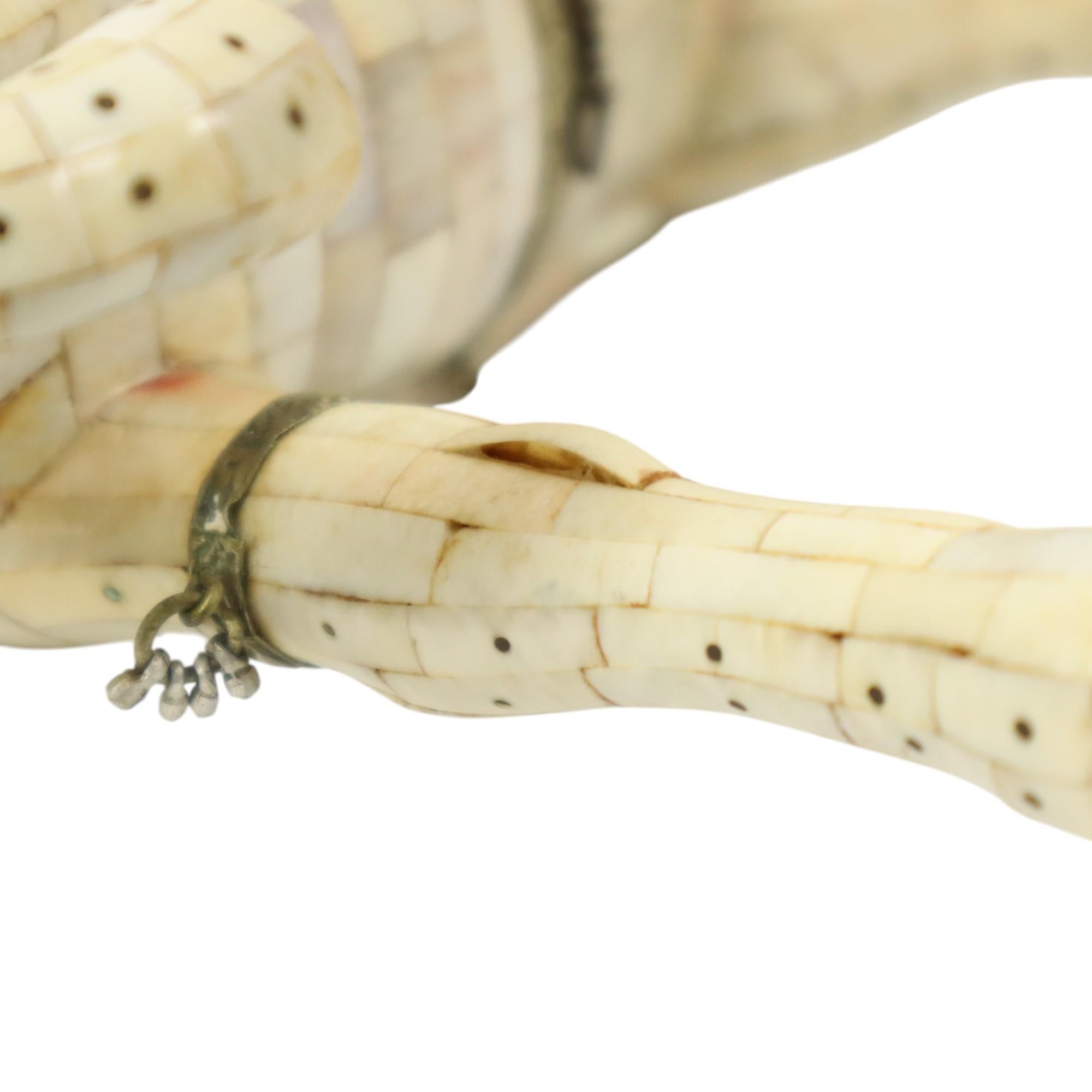 Coppia di cavalli decorativi in legno ricoperti di mosaico d'osso placcati in argento in vendita 3