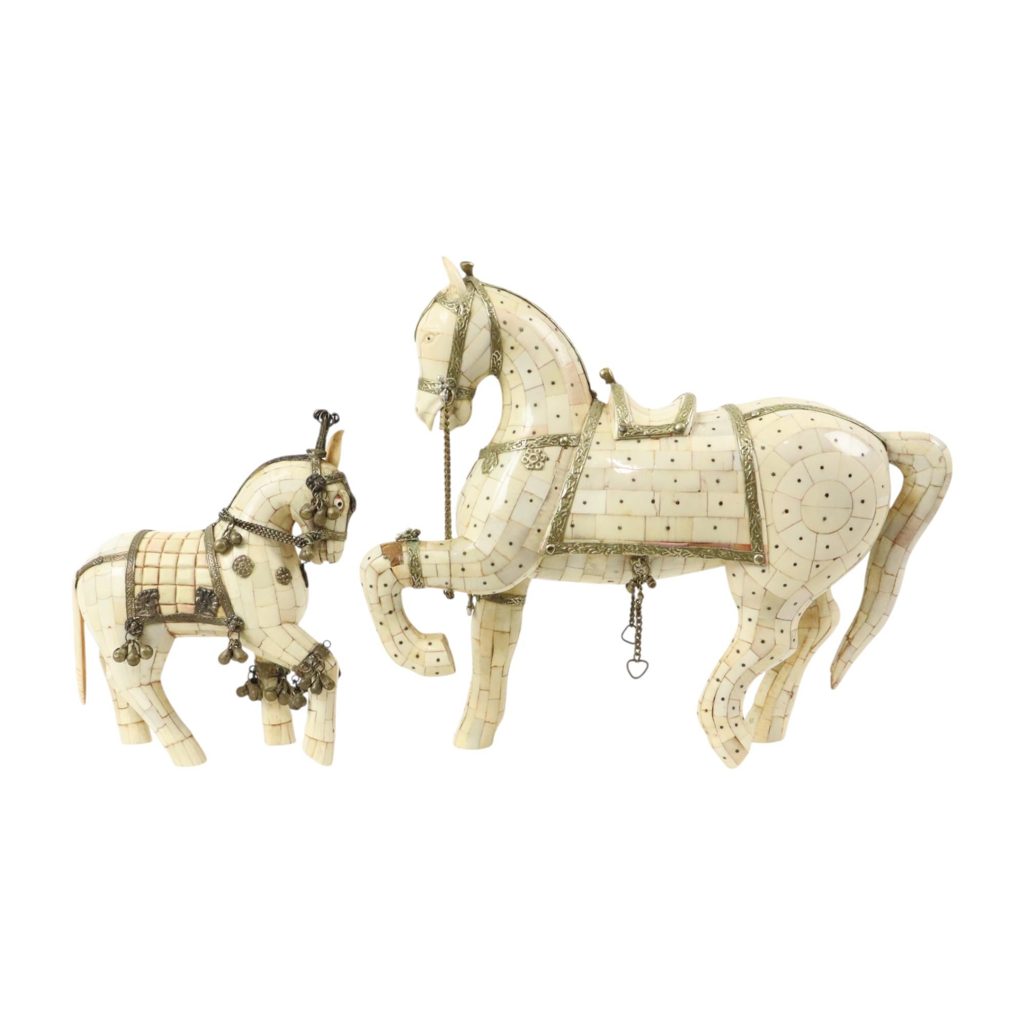 Coppia di cavalli decorativi in legno ricoperti di mosaico d'osso placcati in argento in vendita 4