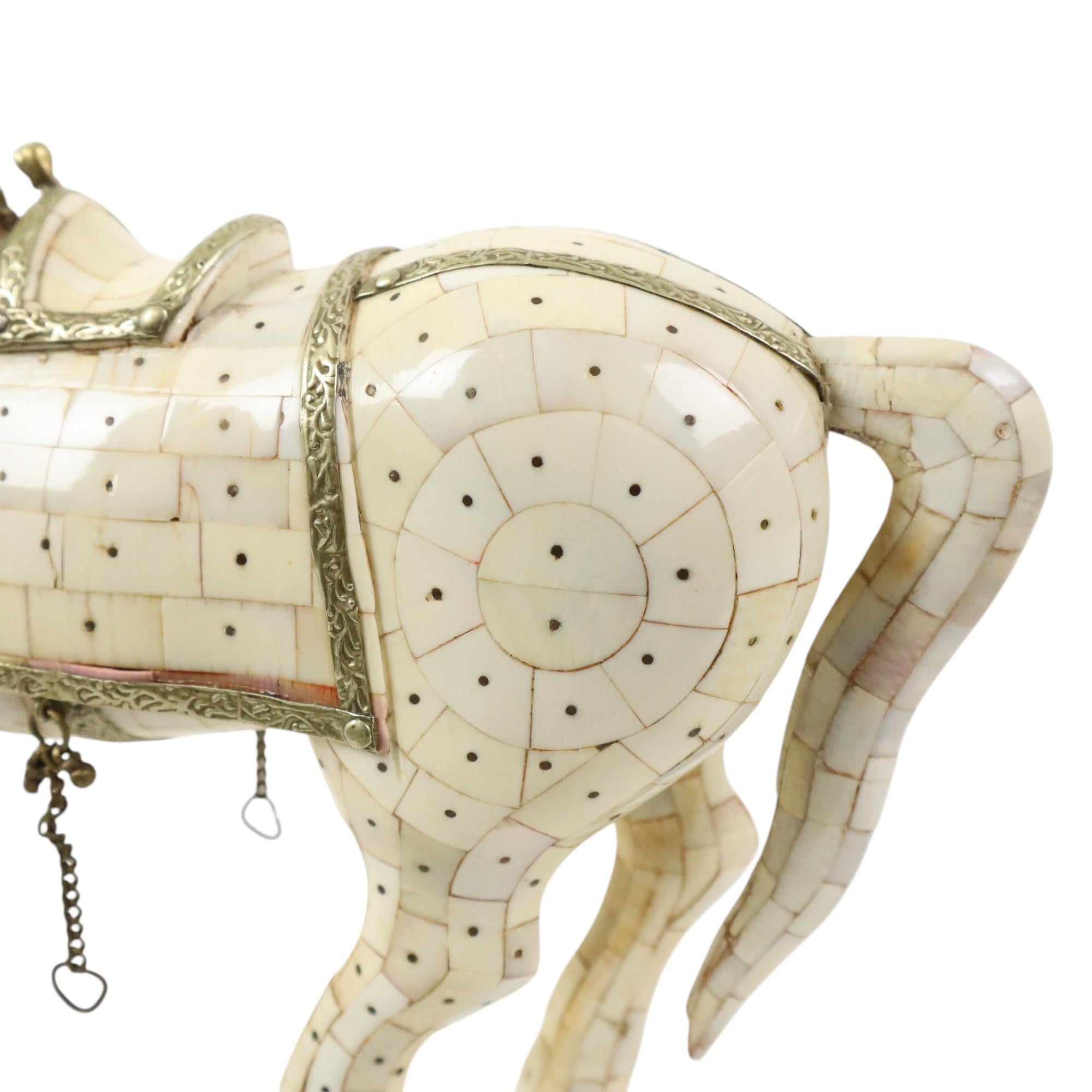 Coppia di cavalli decorativi in legno ricoperti di mosaico d'osso placcati in argento in vendita 5