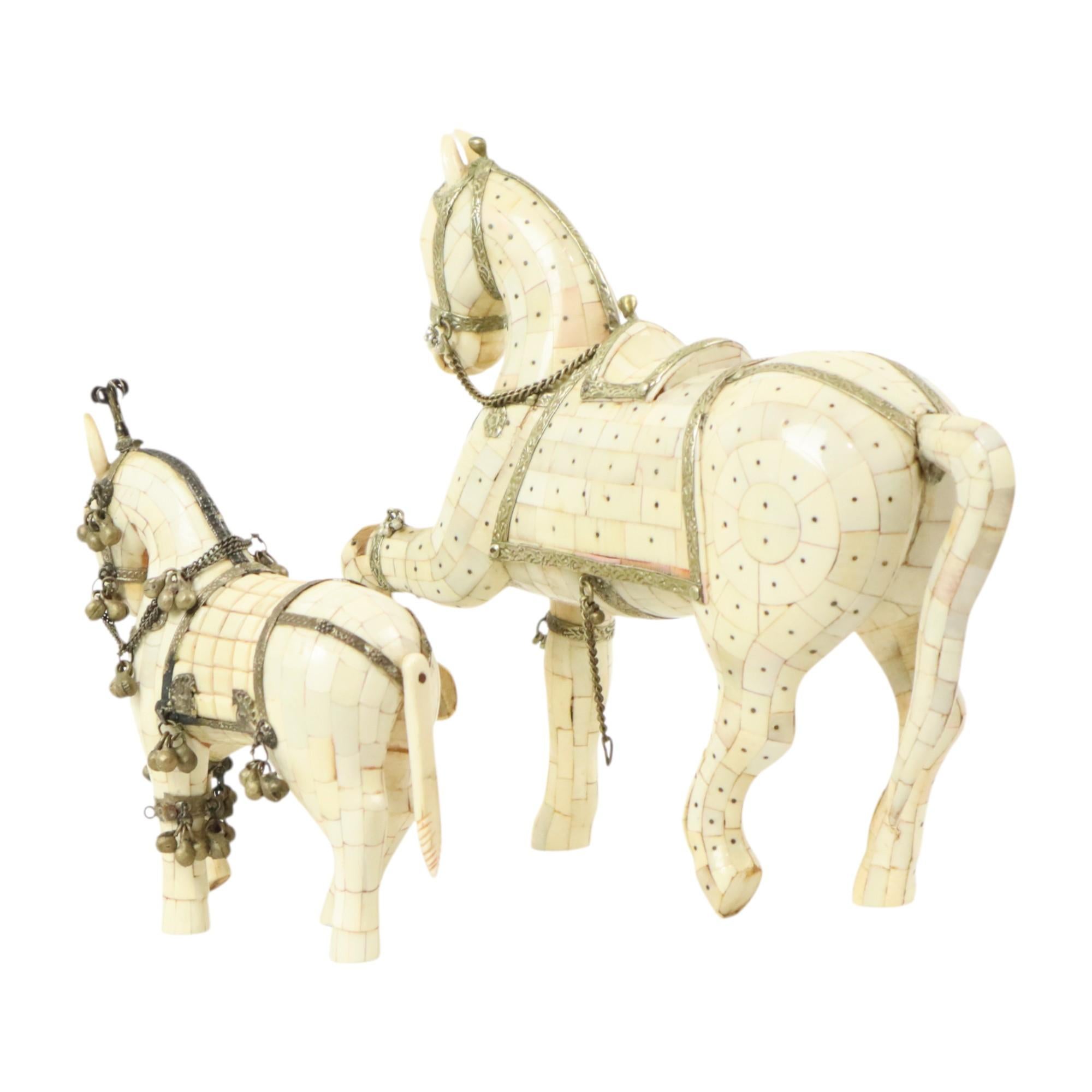 Coppia di cavalli decorativi in legno ricoperti di mosaico d'osso placcati in argento In condizioni discrete in vendita a Poperinge, BE
