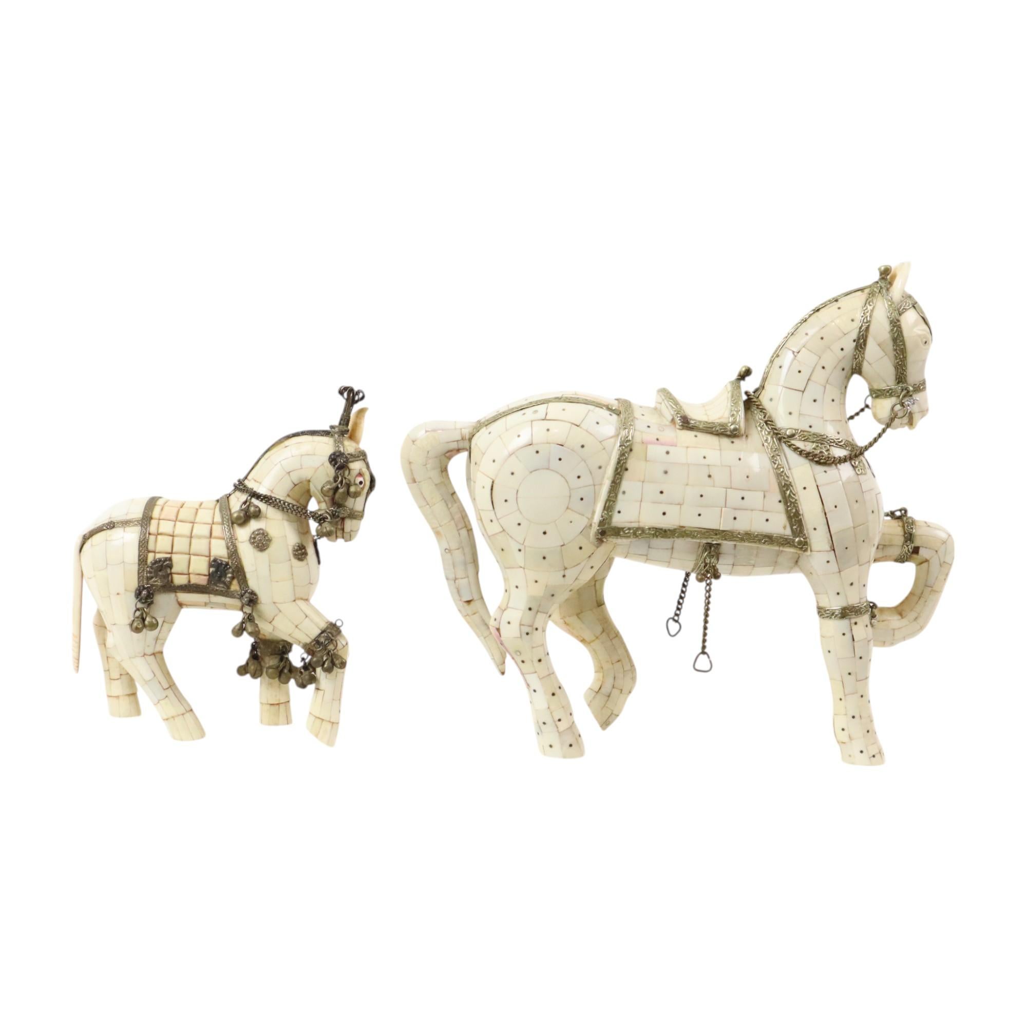 Placcato argento Coppia di cavalli decorativi in legno ricoperti di mosaico d'osso placcati in argento in vendita