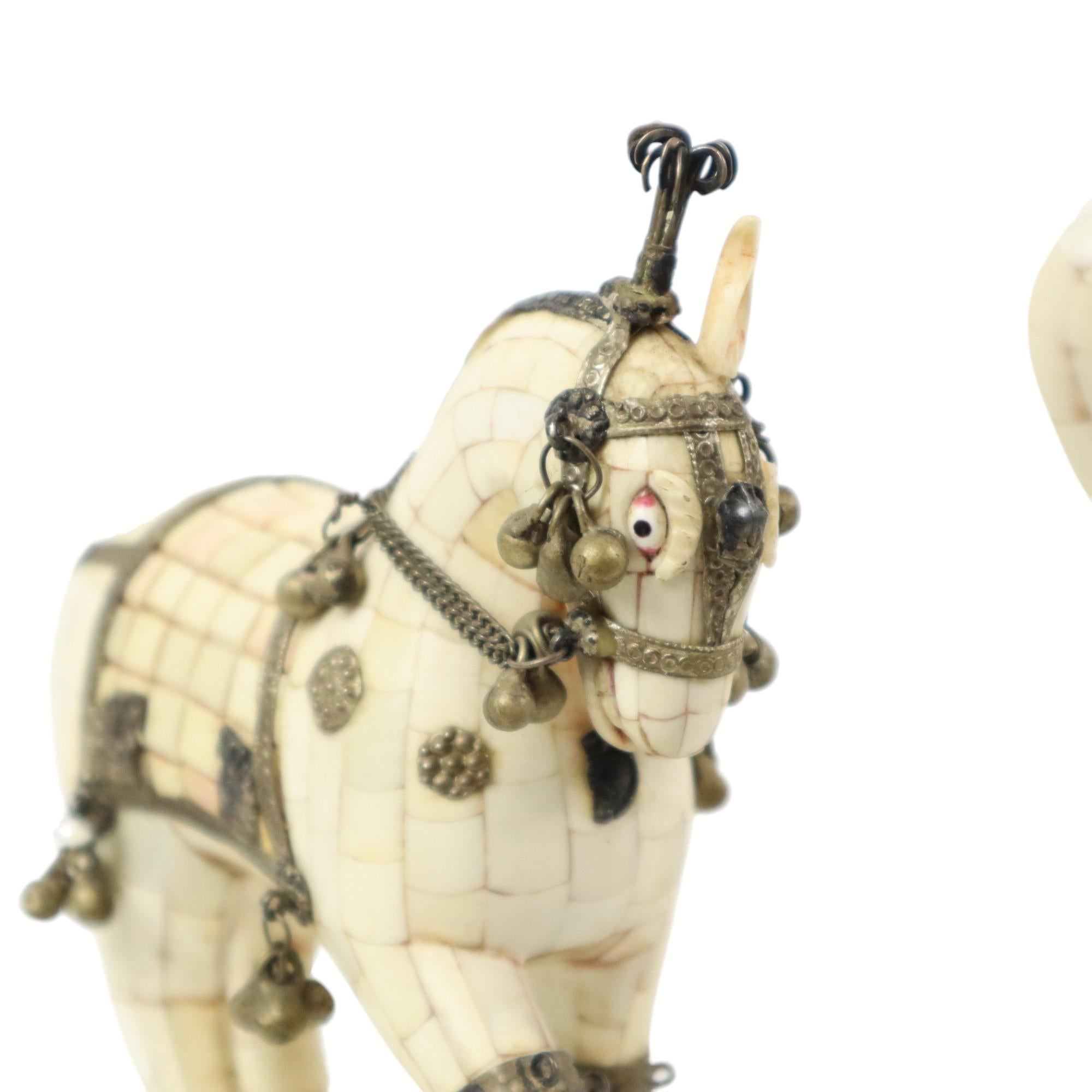 Coppia di cavalli decorativi in legno ricoperti di mosaico d'osso placcati in argento in vendita 1