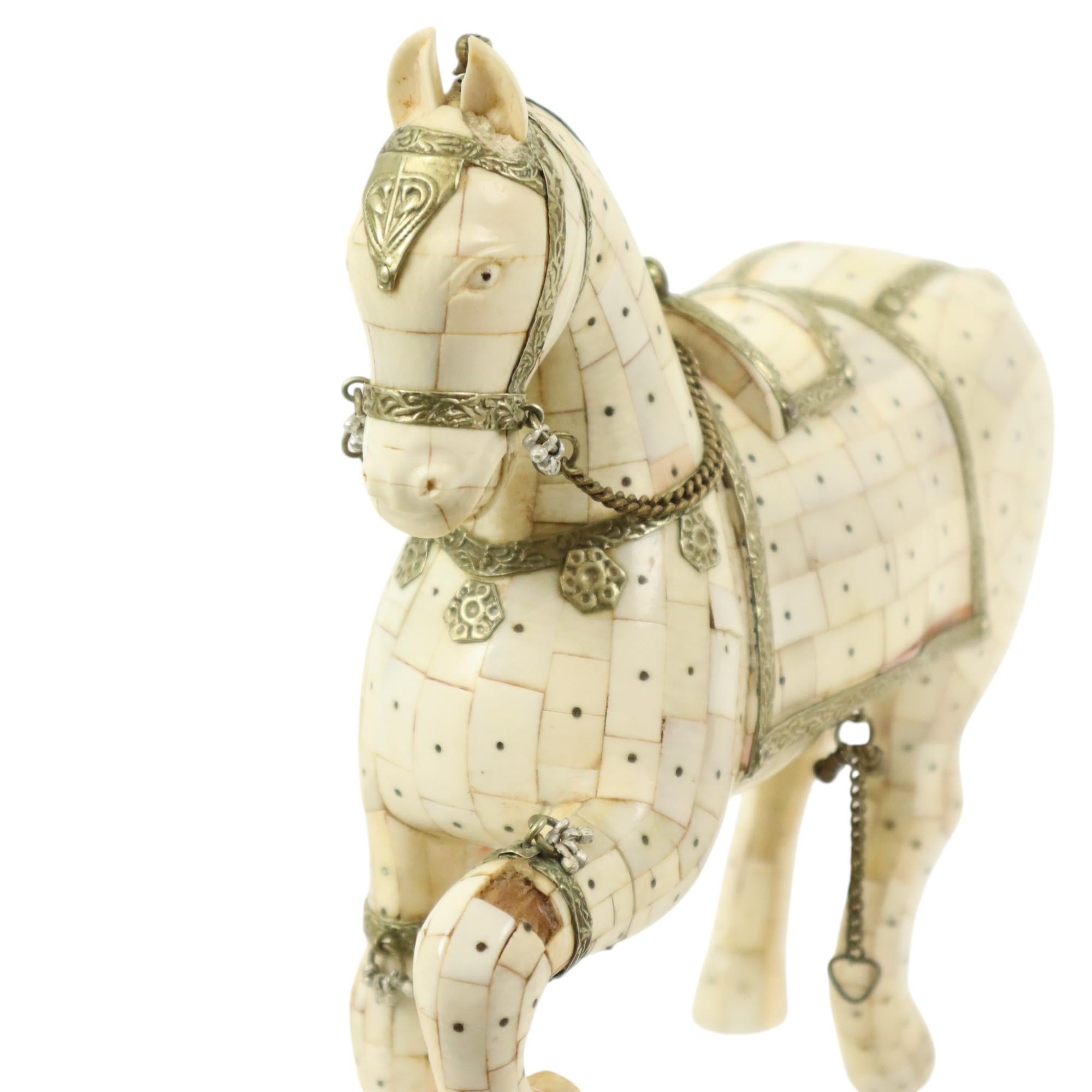 Coppia di cavalli decorativi in legno ricoperti di mosaico d'osso placcati in argento in vendita 2