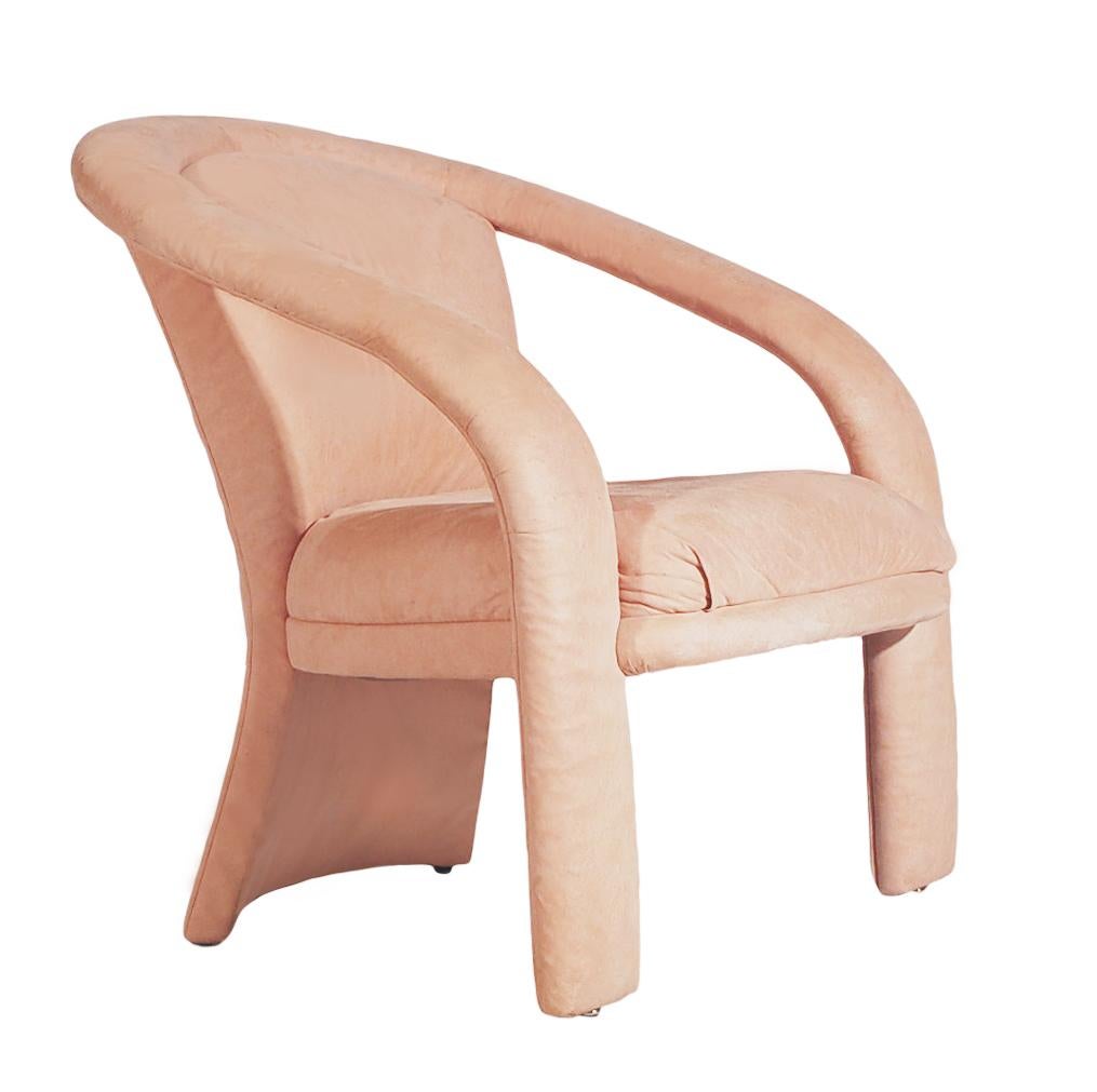 Une paire de chaises longues assorties, datant des années 1980. Ces chaises bien construites présentent des lignes de conception étonnantes et leur rembourrage d'origine. Le tissu est modérément usé et doit être remplacé. La mousse et le rembourrage