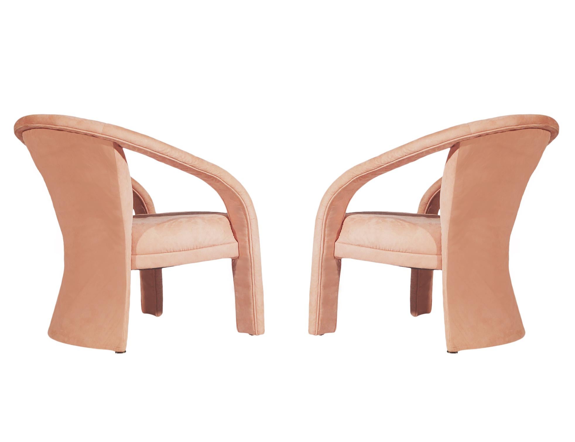 Postmoderne Paire de fauteuils de salon décoratifs post-modernes du milieu du siècle dernier en rose poudré en vente