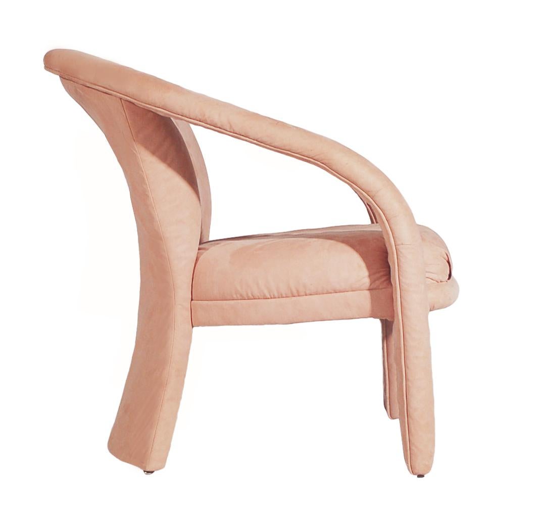 Fin du 20e siècle Paire de fauteuils de salon décoratifs post-modernes du milieu du siècle dernier en rose poudré en vente