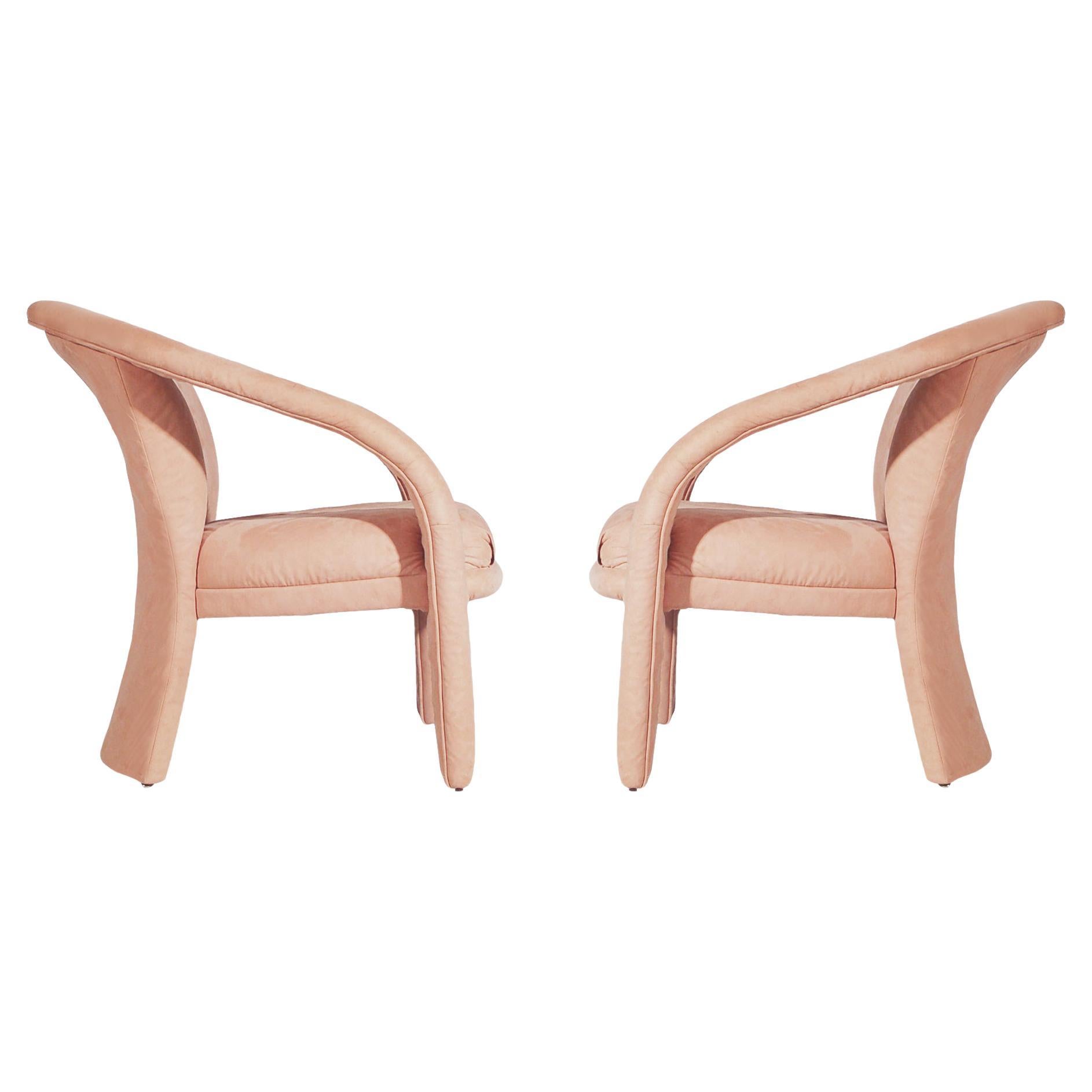 Paire de fauteuils de salon décoratifs post-modernes du milieu du siècle dernier en rose poudré en vente