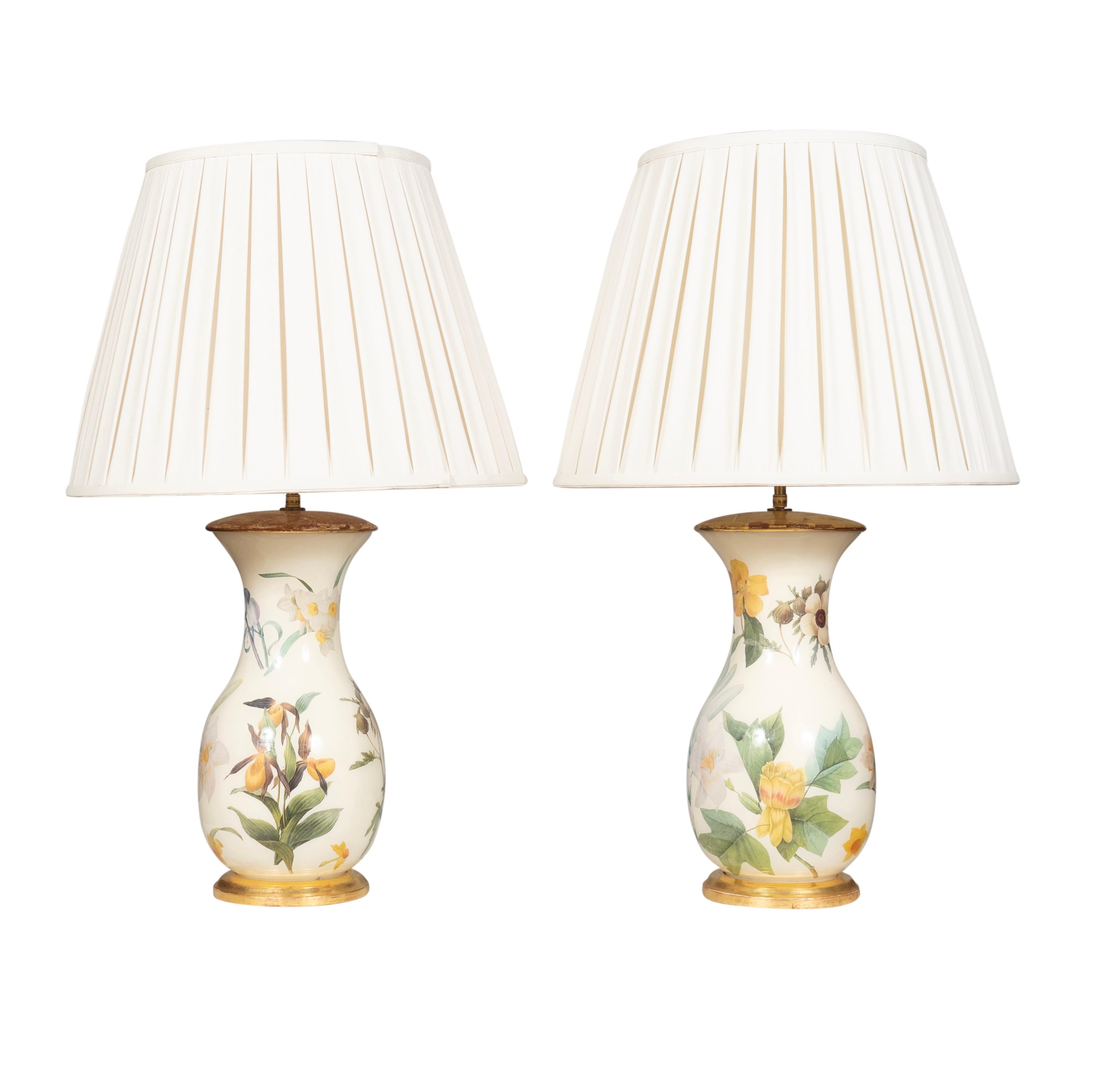 Décorée de jonquilles, de primevères et de papillons. Bases dorées à l'eau. Teintes.