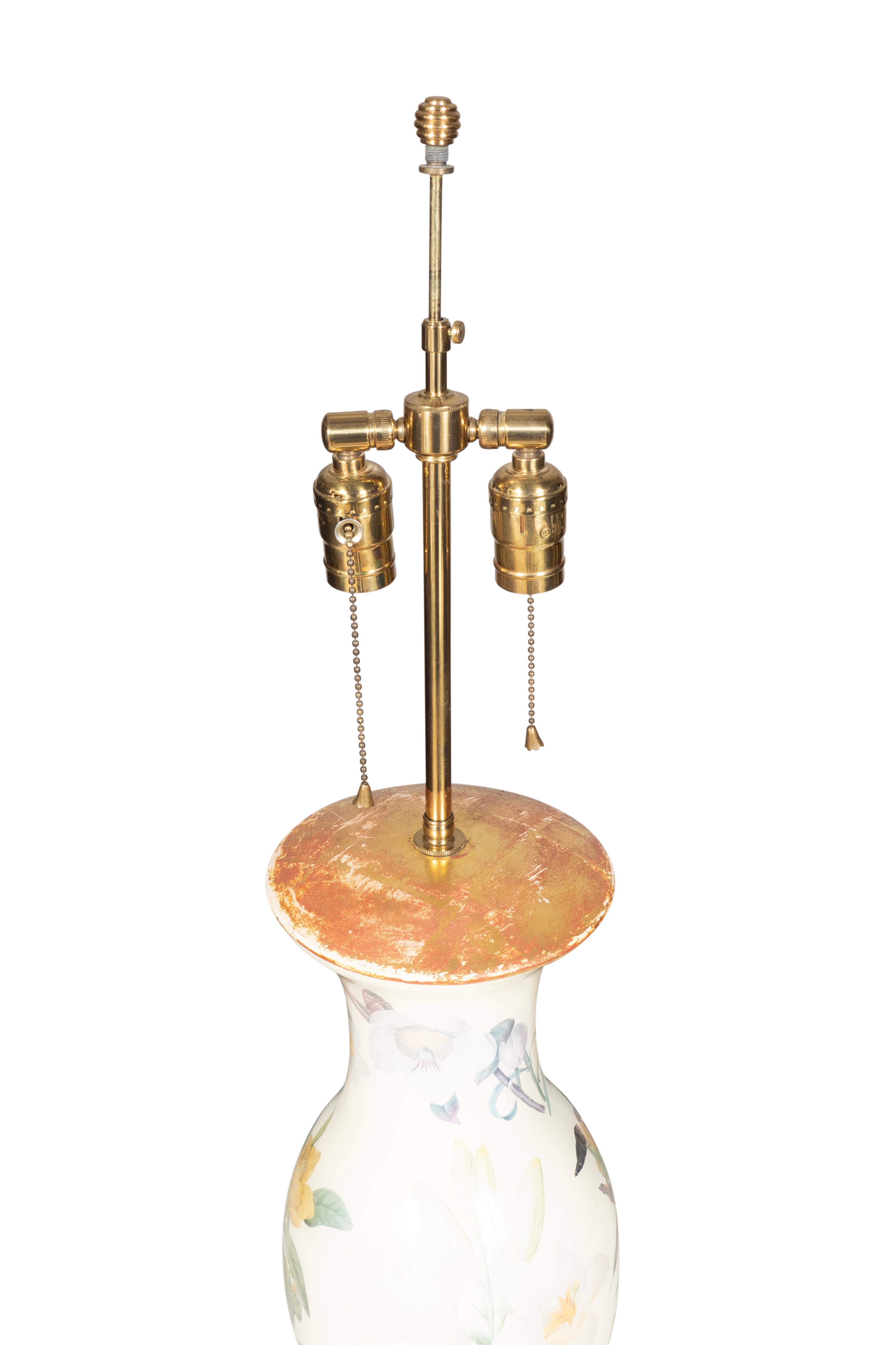 Peint à la main Paire de lampes de table à découpage en vente