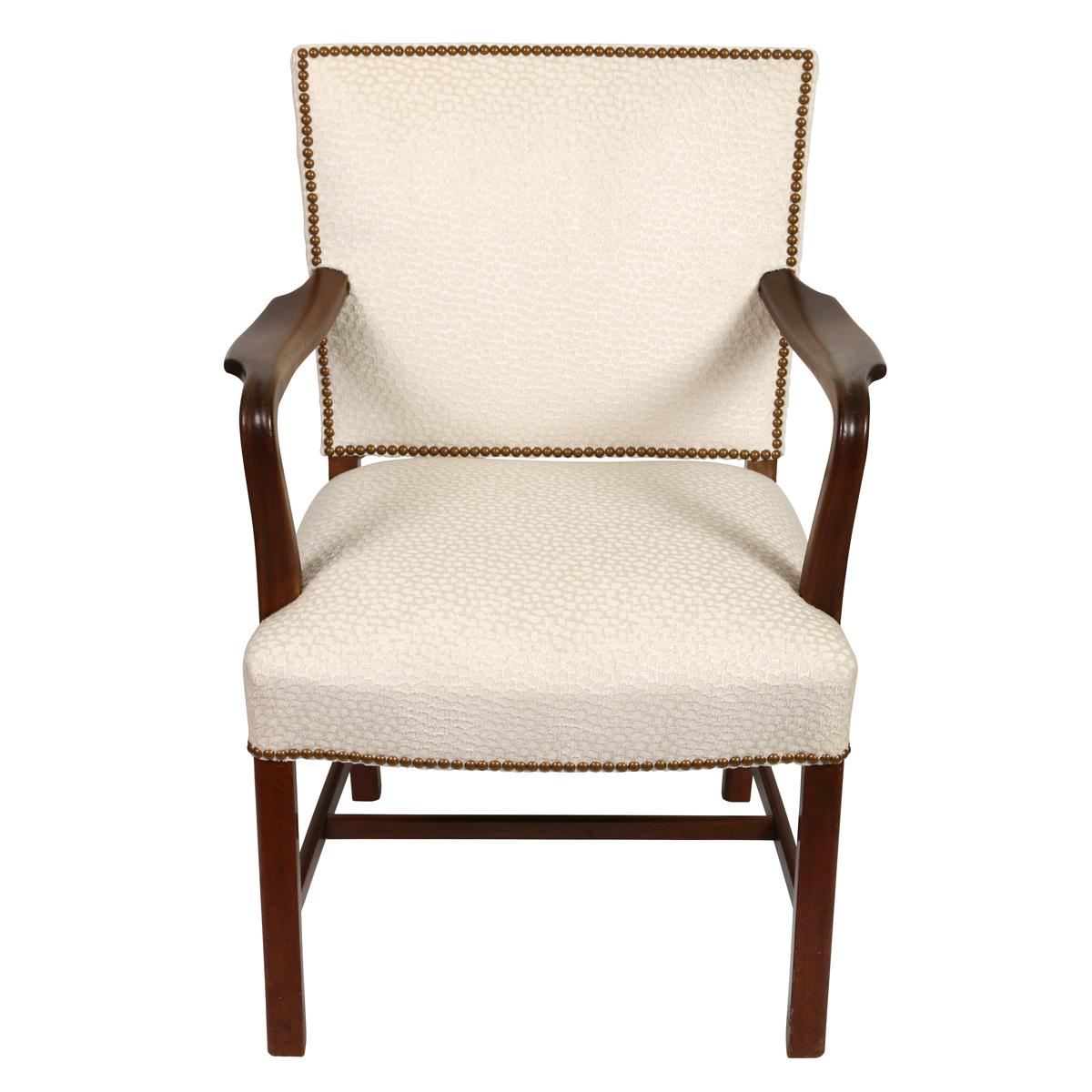 Coppia di poltrone Style Upholstering di Dedar color crema appena imbottite In condizioni buone in vendita a Locust Valley, NY