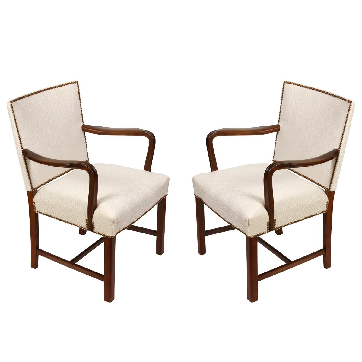 XX secolo Coppia di poltrone Style Upholstering di Dedar color crema appena imbottite in vendita