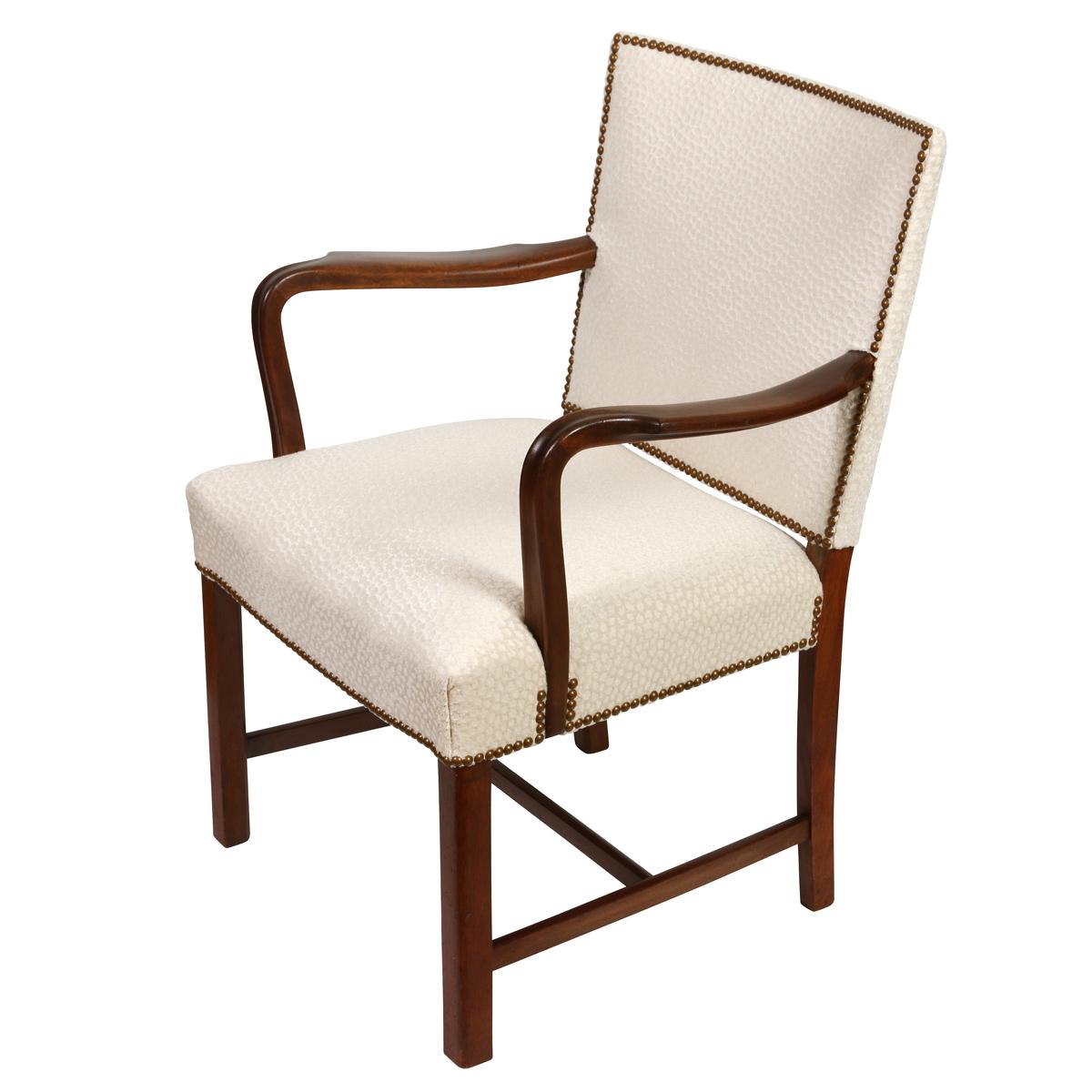 Tessuto Coppia di poltrone Style Upholstering di Dedar color crema appena imbottite in vendita