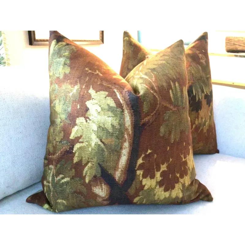 Per celebrare il 10° anniversario, Elaine S. Pillows ha lanciato la Collectional.

Trama stupenda. Schwarzwald di Dedar in Automne (Autunno) raffigura sfumature vorticose di oro tenue, marrone, marrone tenue, verde e marrone su uno sfondo color