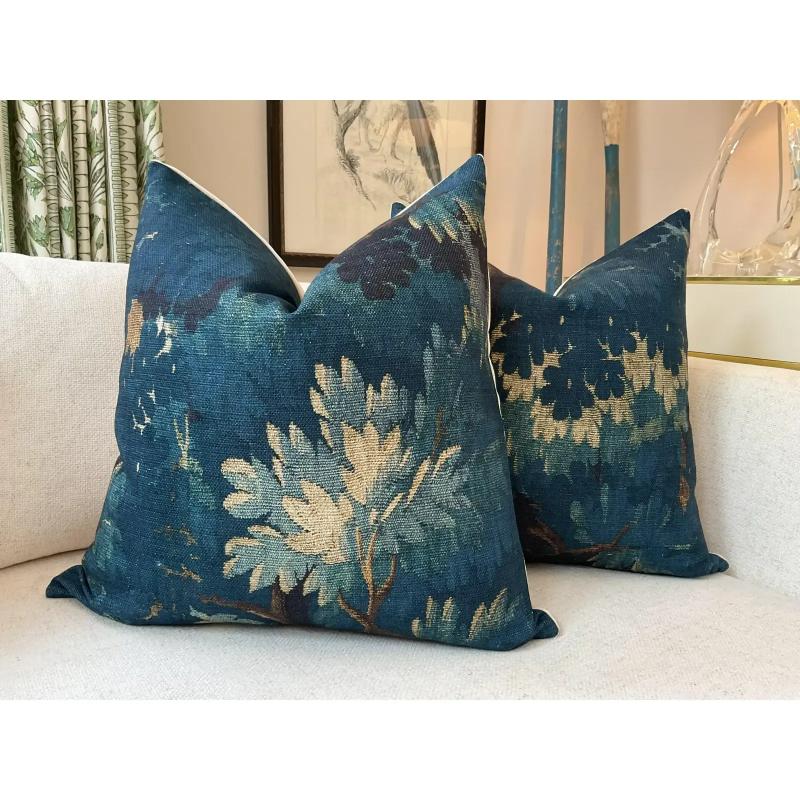 Pour célébrer son 10e anniversaire, Elaine S. Pillows a lancé la Collection d'oreillers Dedar.

Un tissage étonnant. Schwarzwald de Dedar représente des nuances tourbillonnantes de bleu indigo, de sarcelle douce, de tan doux et de brun sur un lin