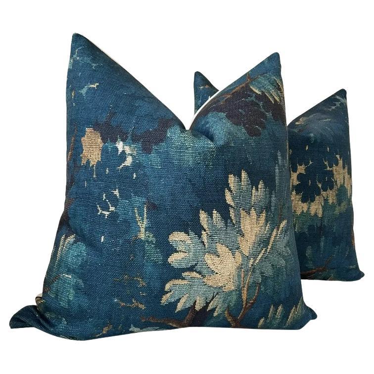 Coppia di cuscini Dedar Schwarzwald in Bleu Nuit con imbottitura in piuma d
oca da 22 pollici