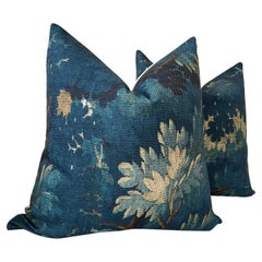 Coppia di cuscini Dedar Schwarzwald in Bleu Nuit con imbottitura in piuma d
oca da 22 pollici