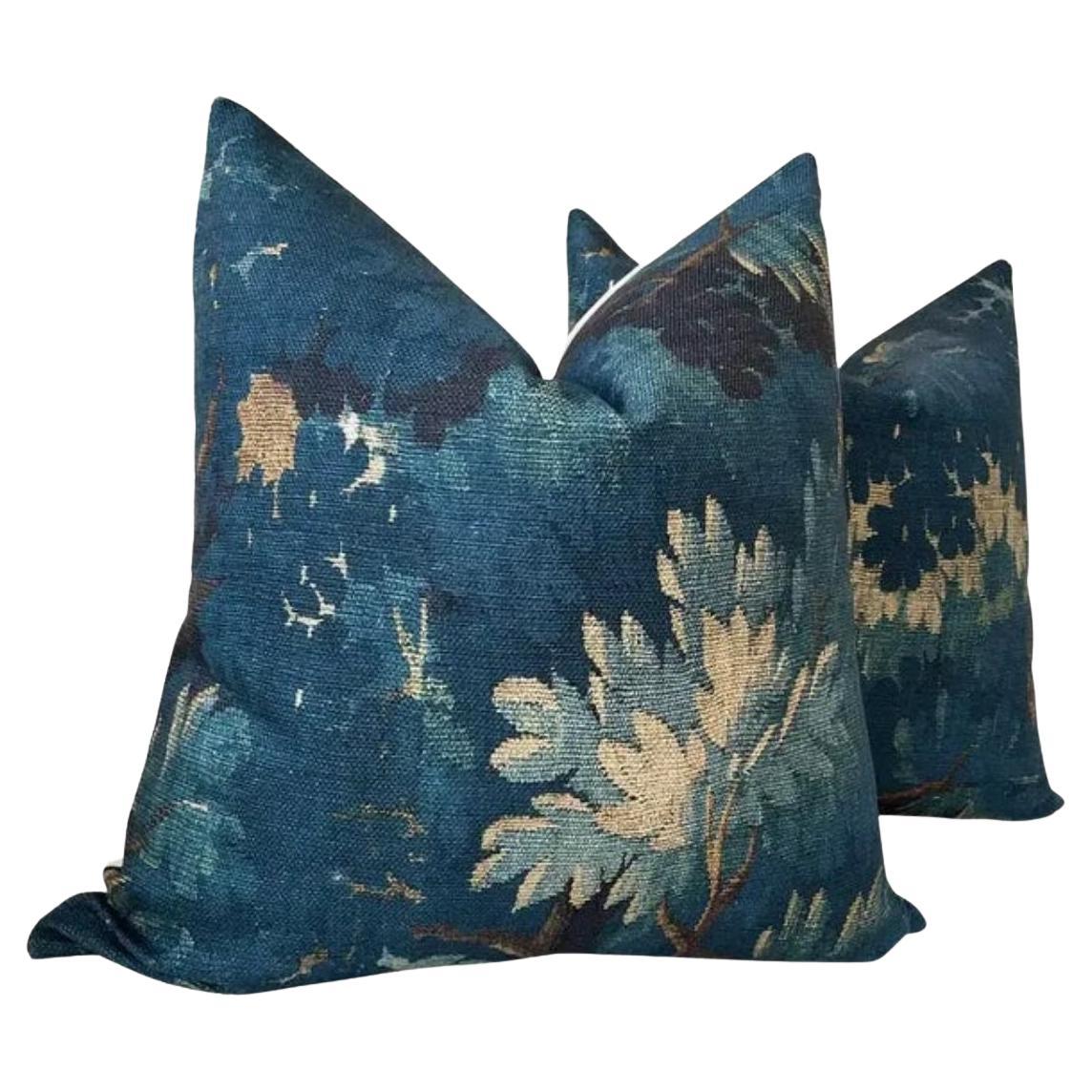 Coppia di cuscini Dedar Schwarzwald in Bleu Nuit con imbottitura in piuma d
oca da 18" a doppia faccia