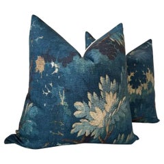 Coppia di cuscini Dedar Schwarzwald in Bleu Nuit con imbottitura in piuma d
oca da 18" a doppia faccia