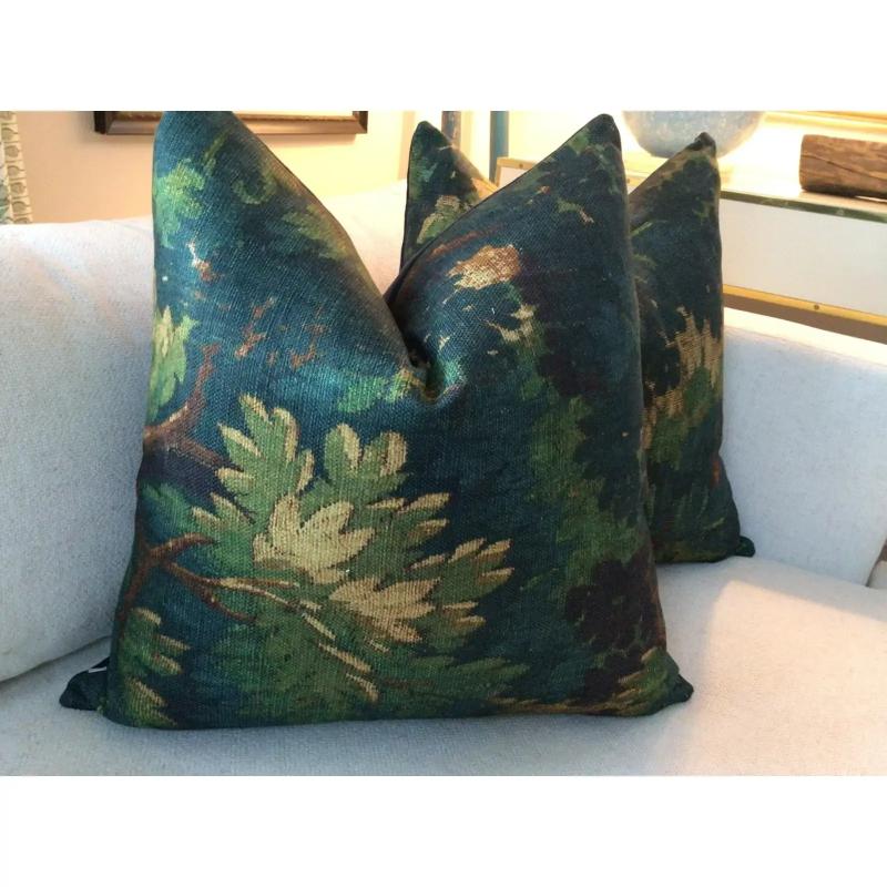 Per celebrare il 10° anniversario, Elaine S. Pillows ha lanciato la Collectional.

Trama stupenda. Schwarzwald di Dedar raffigura vorticose sfumature di blu indaco, verde brillante, marrone e marrone su un lino pesante che ricorda un arazzo. O per