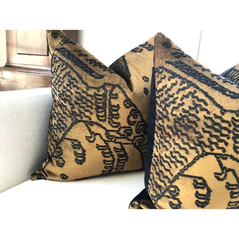 Per celebrare il 10° anniversario, Elaine S. Pillows ha lanciato la Collectional.

Lusso allo stato puro. Questo annuncio riguarda una coppia di cuscini da 22 pollici rivestiti in Dedar Tiger Mountain in fauve (oro brunito più morbido) sul davanti.
