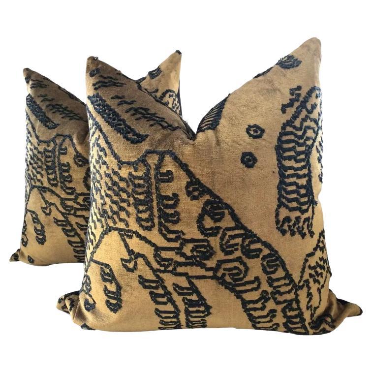 Coppia di cuscini Dedar Tiger Mountain in "Fauve" da 22 pollici con imbottitura in piuma d
oca in vendita