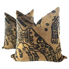 Coppia di cuscini Dedar Tiger Mountain in "Fauve" da 22 pollici con imbottitura in piuma d
oca