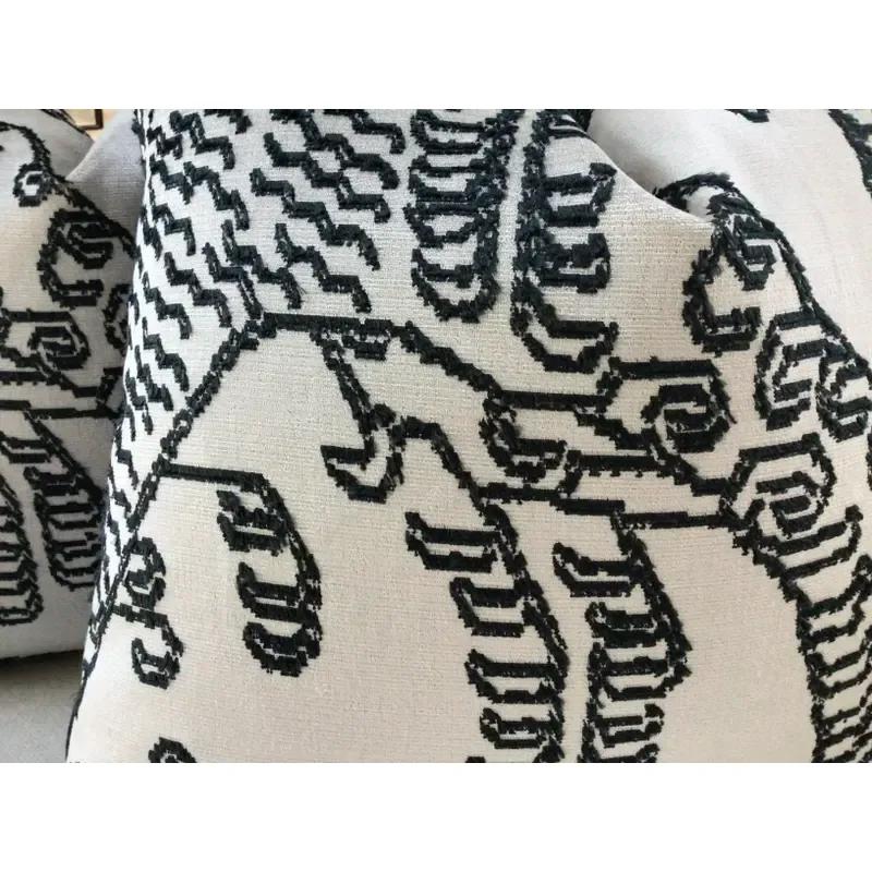 Per celebrare il 10° anniversario, Elaine S. Pillows ha lanciato la Collectional.

Lusso allo stato puro. Questo annuncio riguarda una coppia di cuscini da 22 pollici rivestiti in Dedar Tiger Mountain in grafite sul davanti. Il retro sarà un solido