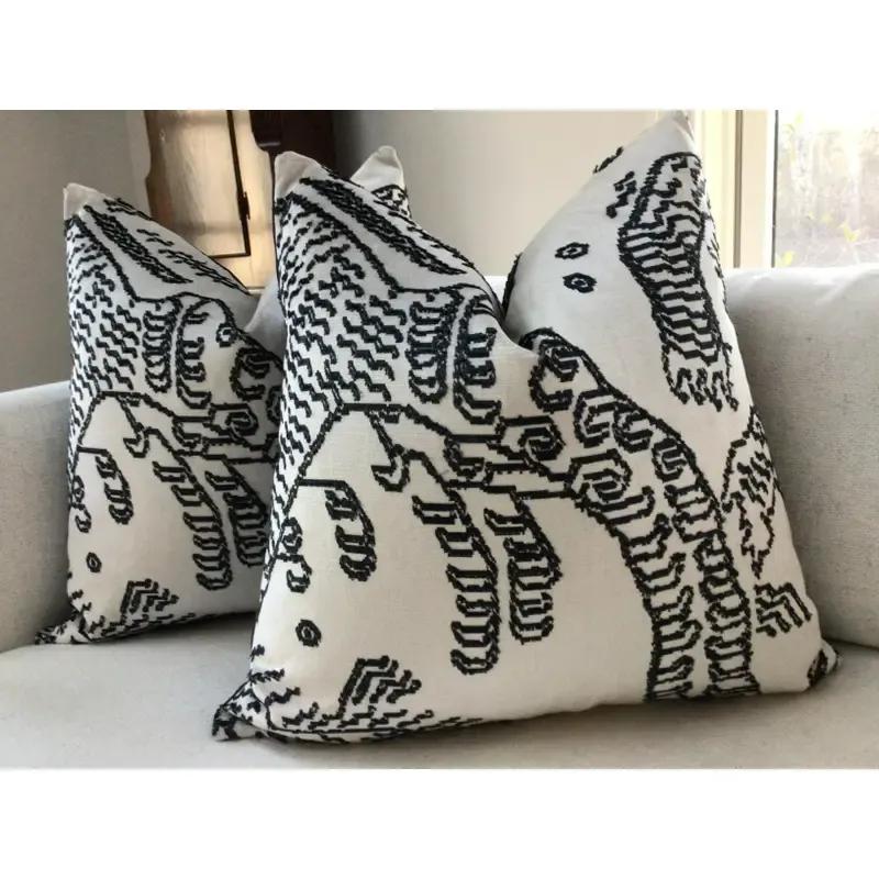 Americano Coppia di cuscini Dedar Tiger Mountain in grafite da 22 pollici con imbottitura in piuma d'oca in vendita