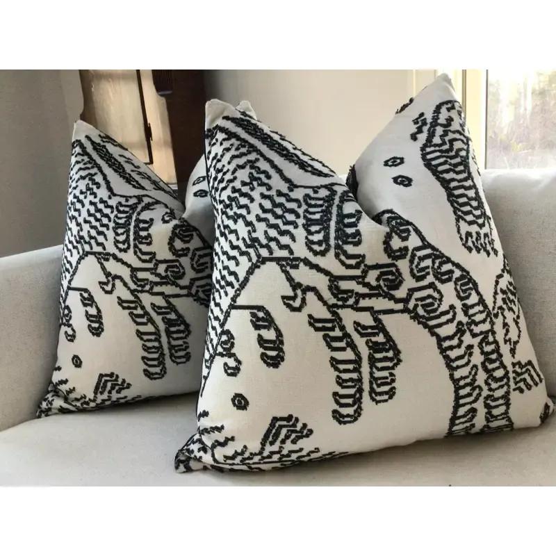 Coppia di cuscini Dedar Tiger Mountain in grafite da 22 pollici con imbottitura in piuma d'oca In condizioni Nuovo in vendita a Winder, GA