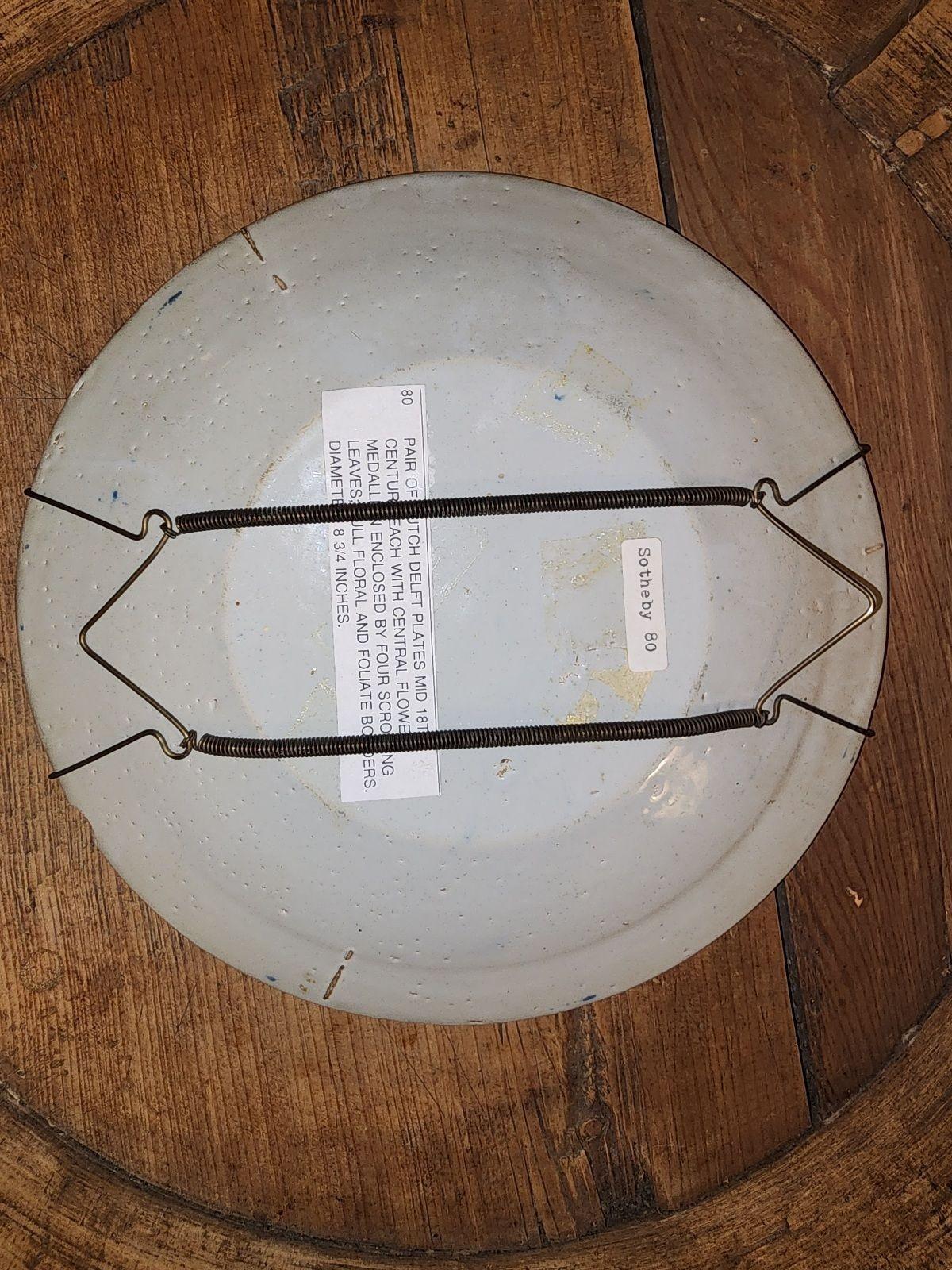 Olandese Coppia di A.I.C. blu intenso del 18° secolo. Piatti di Delft in vendita