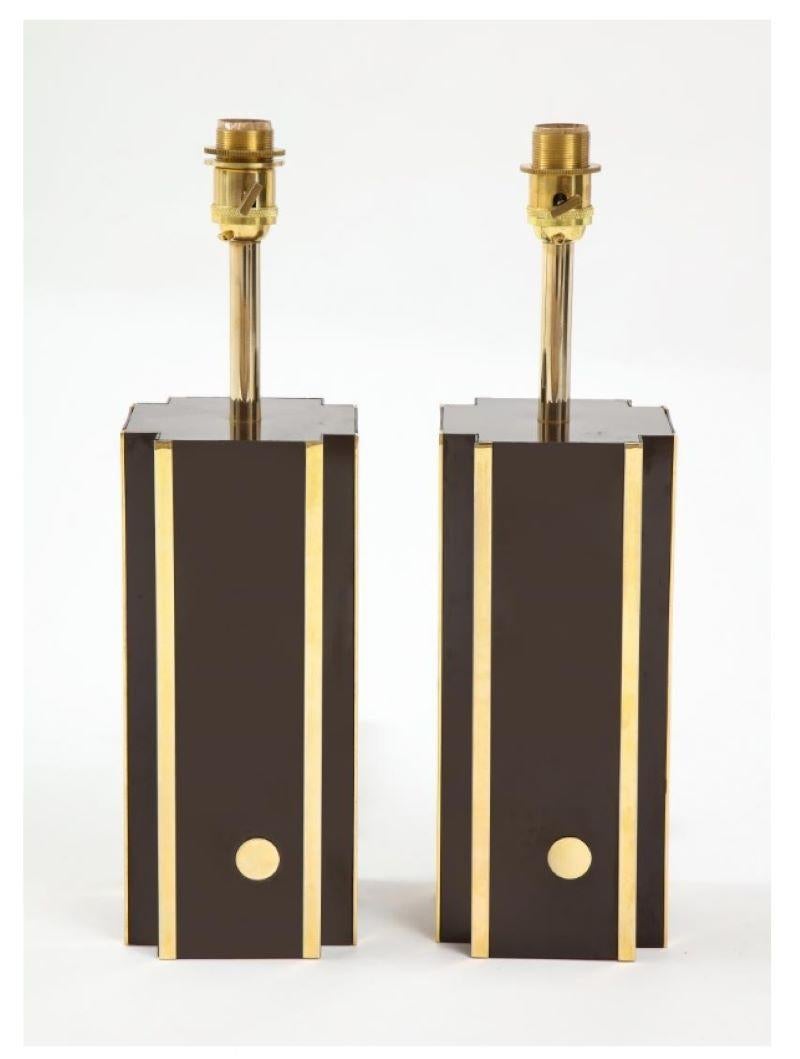 Pair of 1970s French dark chocolate brown laminate table lamps with brass accents, in the style of Willy Rizzo. Wired for use in the US.