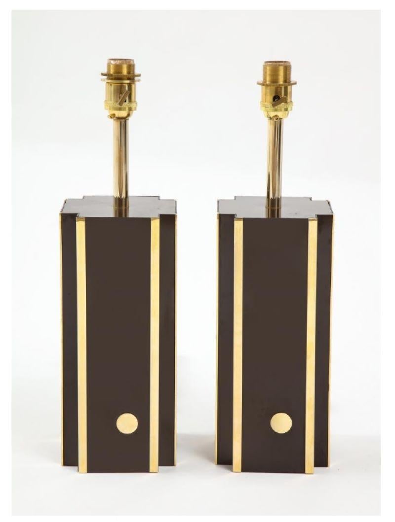 Coppia di lampade da tavolo francesi anni '70 in laminato marrone scuro con accenti in ottone, nello stile di Willy Rizzo. Cablato per l'uso negli Stati Uniti.