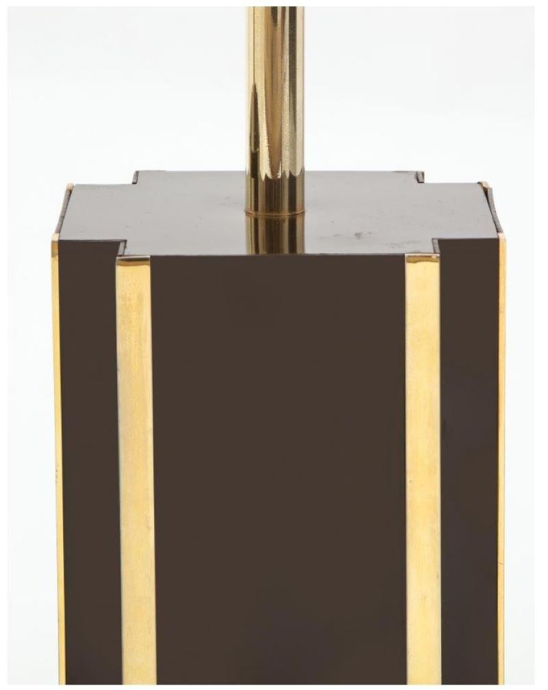 Mid-Century moderno Coppia di lampade da tavolo in laminato marrone scuro con accenti in ottone, Francia anni '70 in vendita