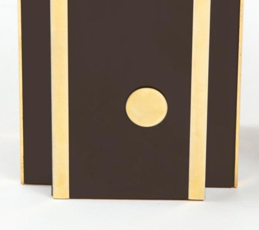 Francese Coppia di lampade da tavolo in laminato marrone scuro con accenti in ottone, Francia anni '70 in vendita