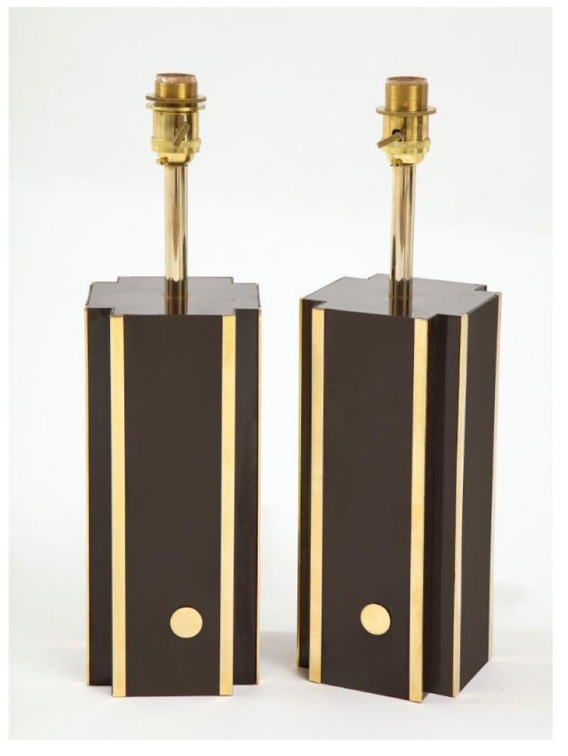 Ottone Coppia di lampade da tavolo in laminato marrone scuro con accenti in ottone, Francia anni '70 in vendita