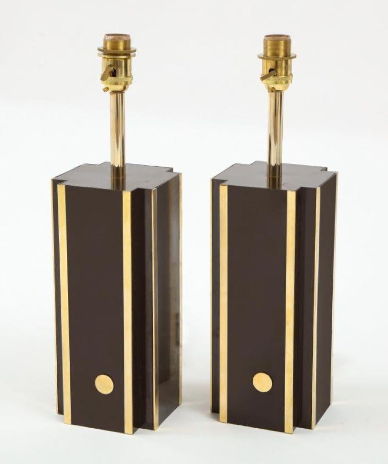 Coppia di lampade da tavolo in laminato marrone scuro con accenti in ottone, Francia anni '70 in vendita 1