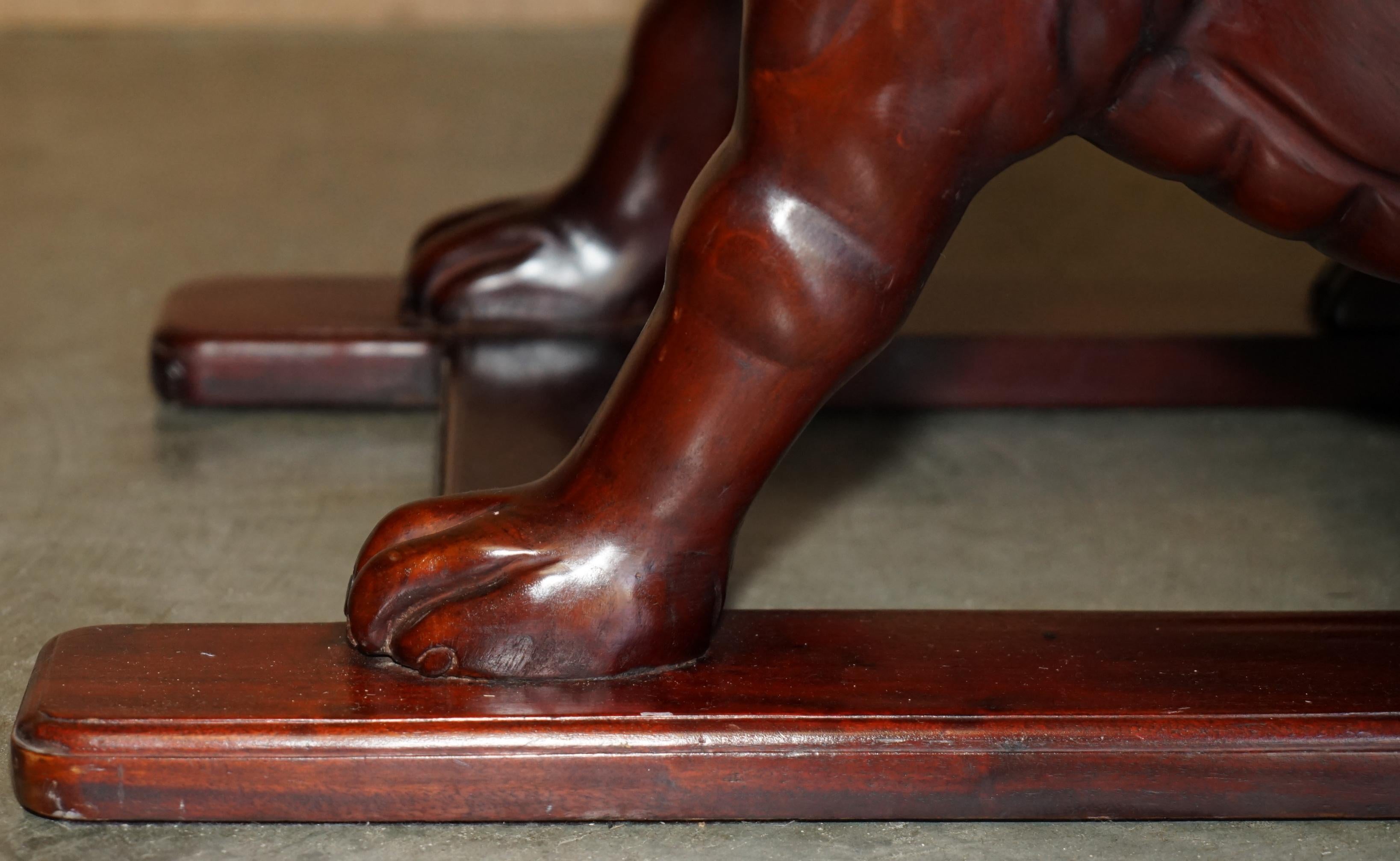 COPPIA DI SCALE DA BIBLIOTECA IN LEGNO DURO CON CANI INCISI ORNATAMENTE AI LATI in vendita 2