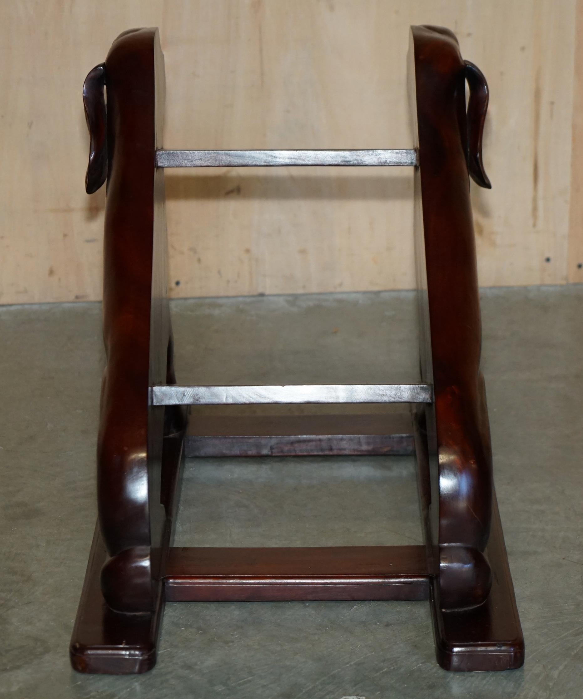 COPPIA DI SCALE DA BIBLIOTECA IN LEGNO DURO CON CANI INCISI ORNATAMENTE AI LATI in vendita 3