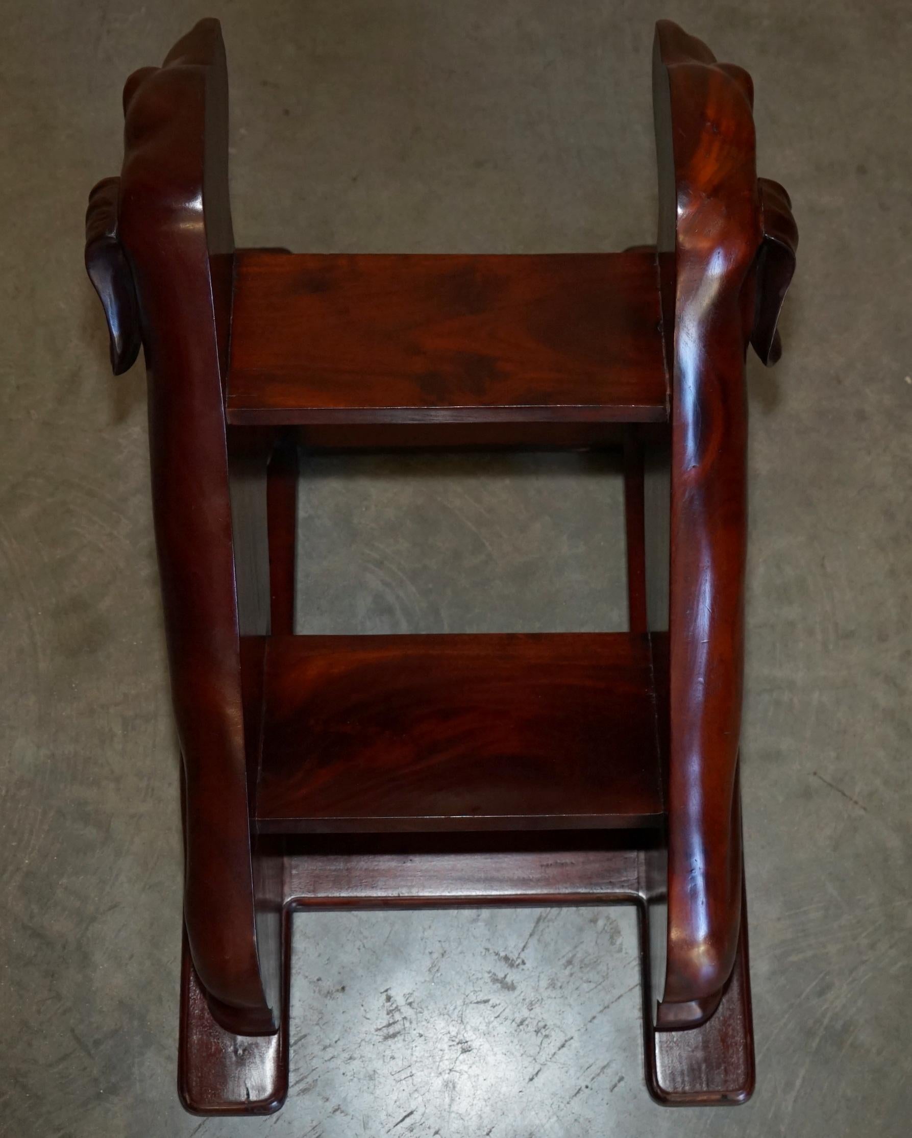 COPPIA DI SCALE DA BIBLIOTECA IN LEGNO DURO CON CANI INCISI ORNATAMENTE AI LATI in vendita 4