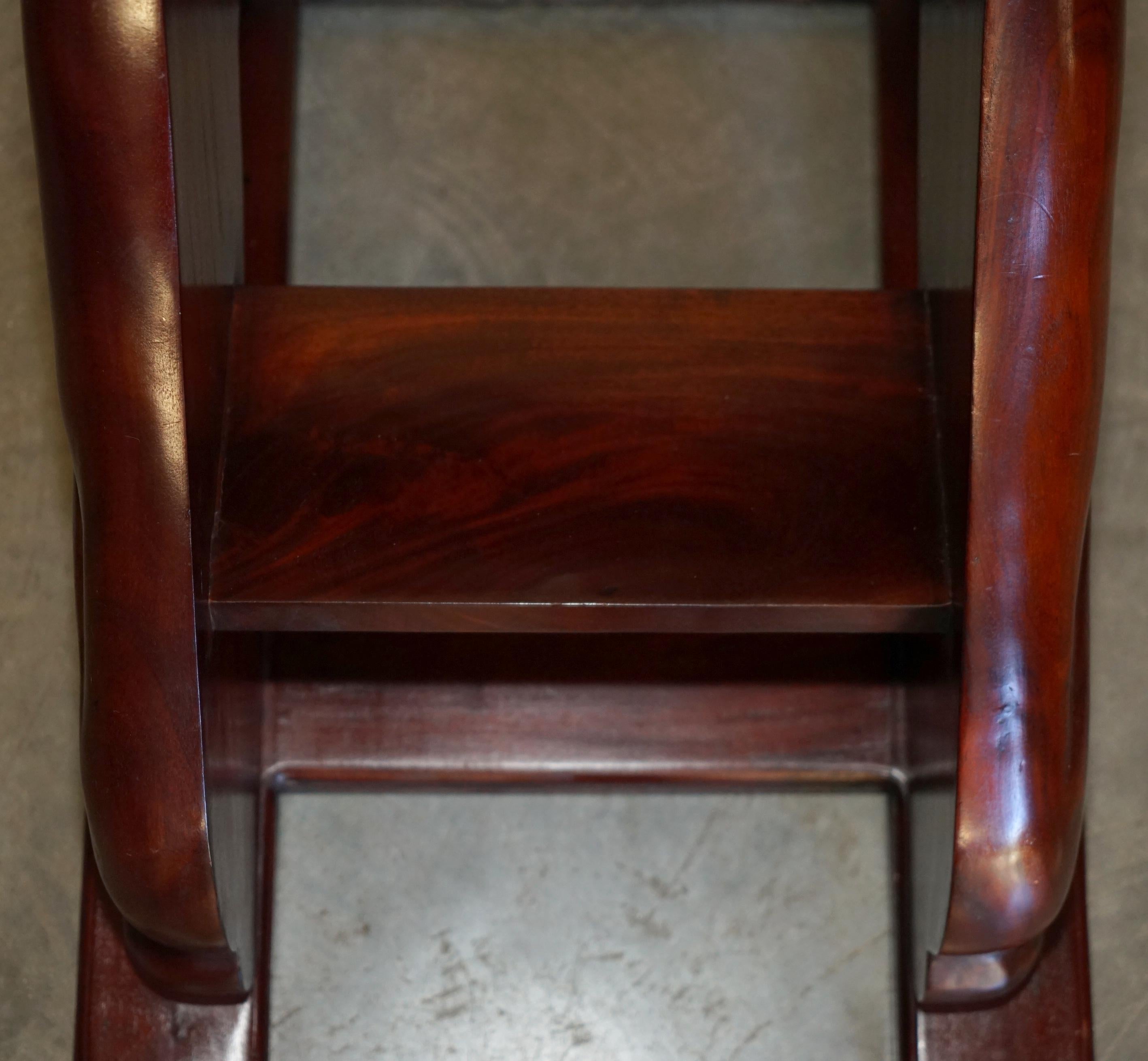 COPPIA DI SCALE DA BIBLIOTECA IN LEGNO DURO CON CANI INCISI ORNATAMENTE AI LATI in vendita 5