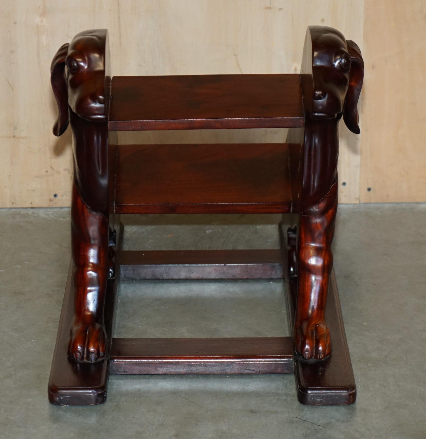 Casa Reale Antiquariato

Royal House Antiques è lieta di offrire in vendita questa splendida coppia di gradini da biblioteca in mogano profondo raffiguranti una coppia di cani da caccia. 

Le spese di spedizione indicate sono solo indicative e