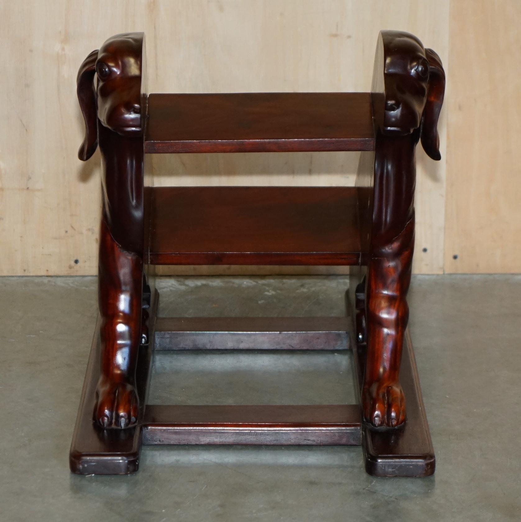 Country COPPIA DI SCALE DA BIBLIOTECA IN LEGNO DURO CON CANI INCISI ORNATAMENTE AI LATI in vendita