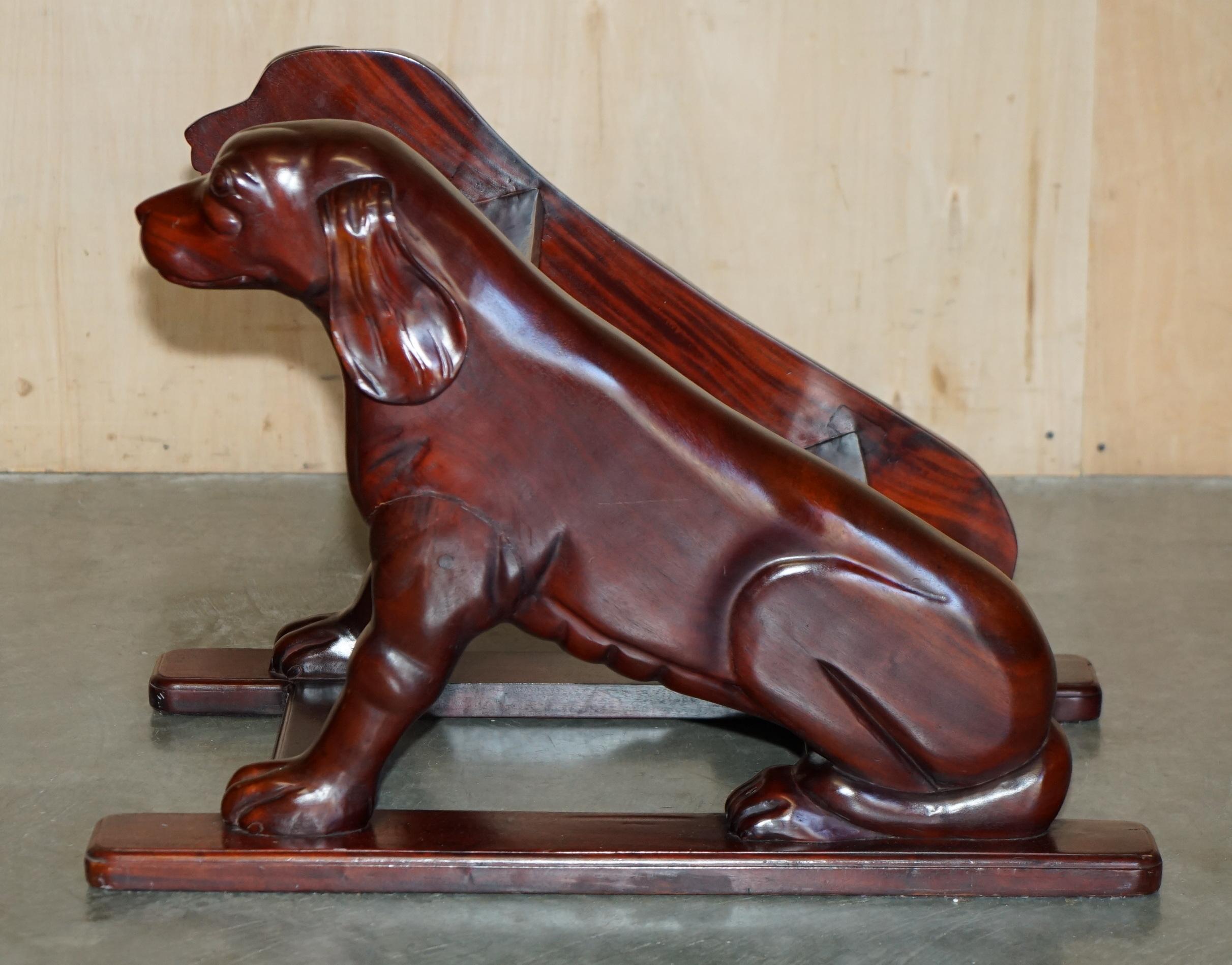 Inglese COPPIA DI SCALE DA BIBLIOTECA IN LEGNO DURO CON CANI INCISI ORNATAMENTE AI LATI in vendita