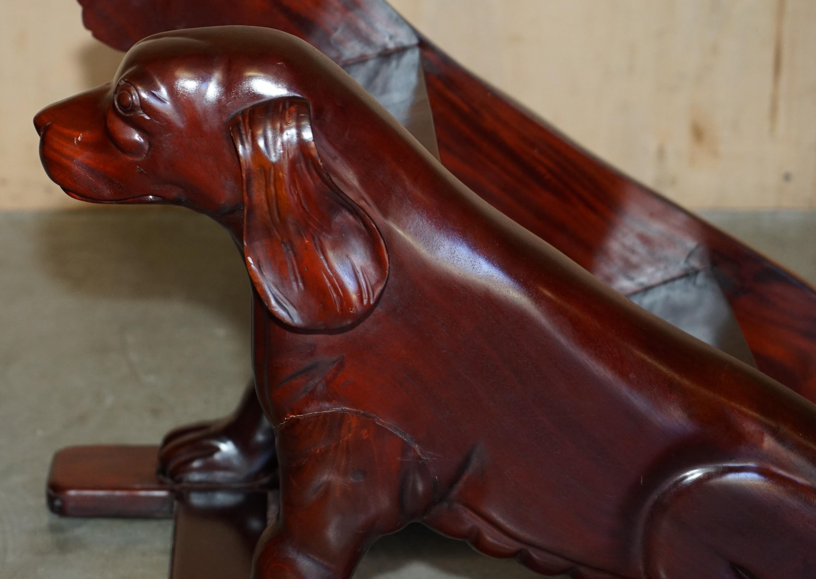 COPPIA DI SCALE DA BIBLIOTECA IN LEGNO DURO CON CANI INCISI ORNATAMENTE AI LATI In condizioni buone in vendita a West Sussex, Pulborough