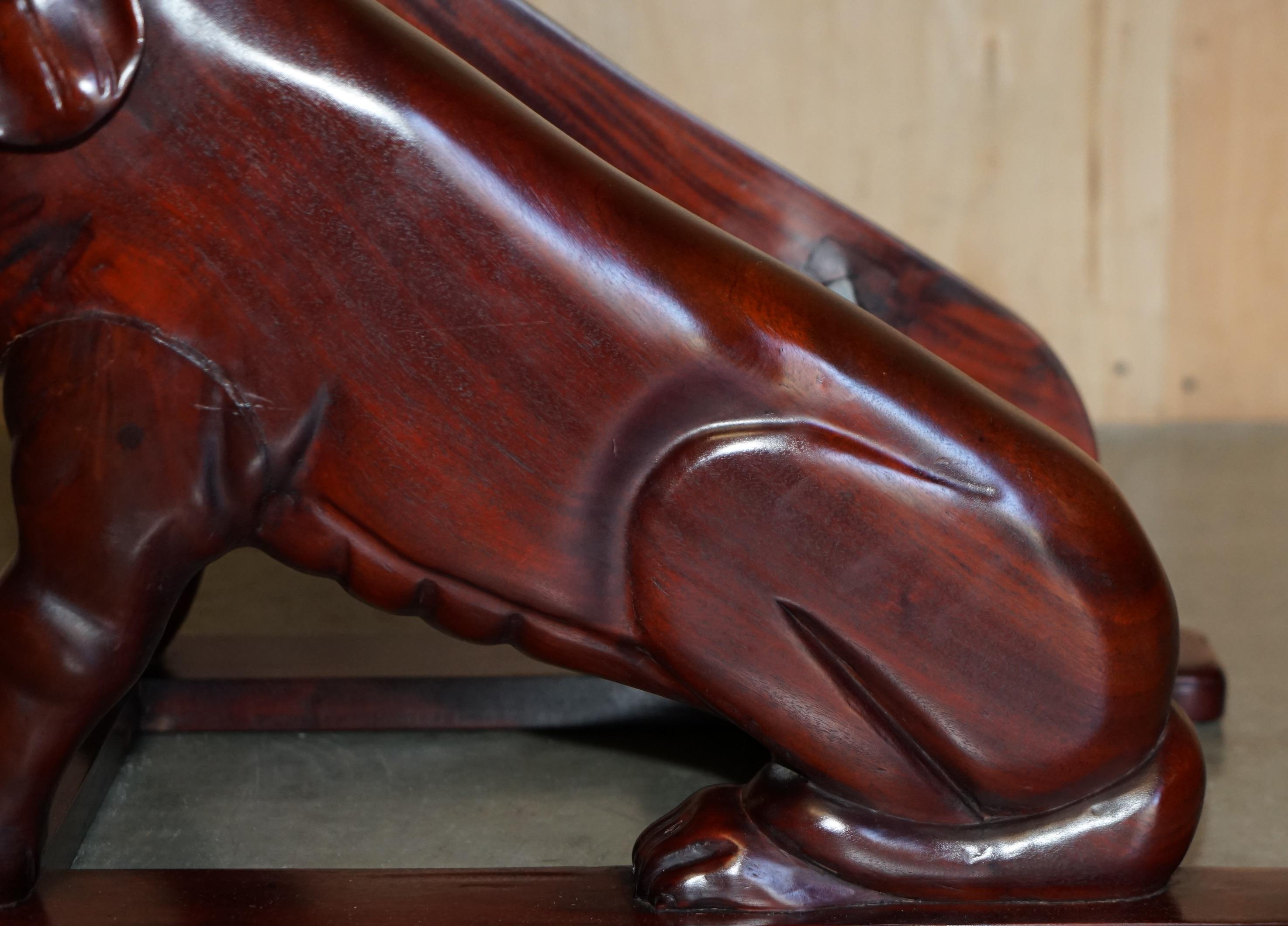 XX secolo COPPIA DI SCALE DA BIBLIOTECA IN LEGNO DURO CON CANI INCISI ORNATAMENTE AI LATI in vendita